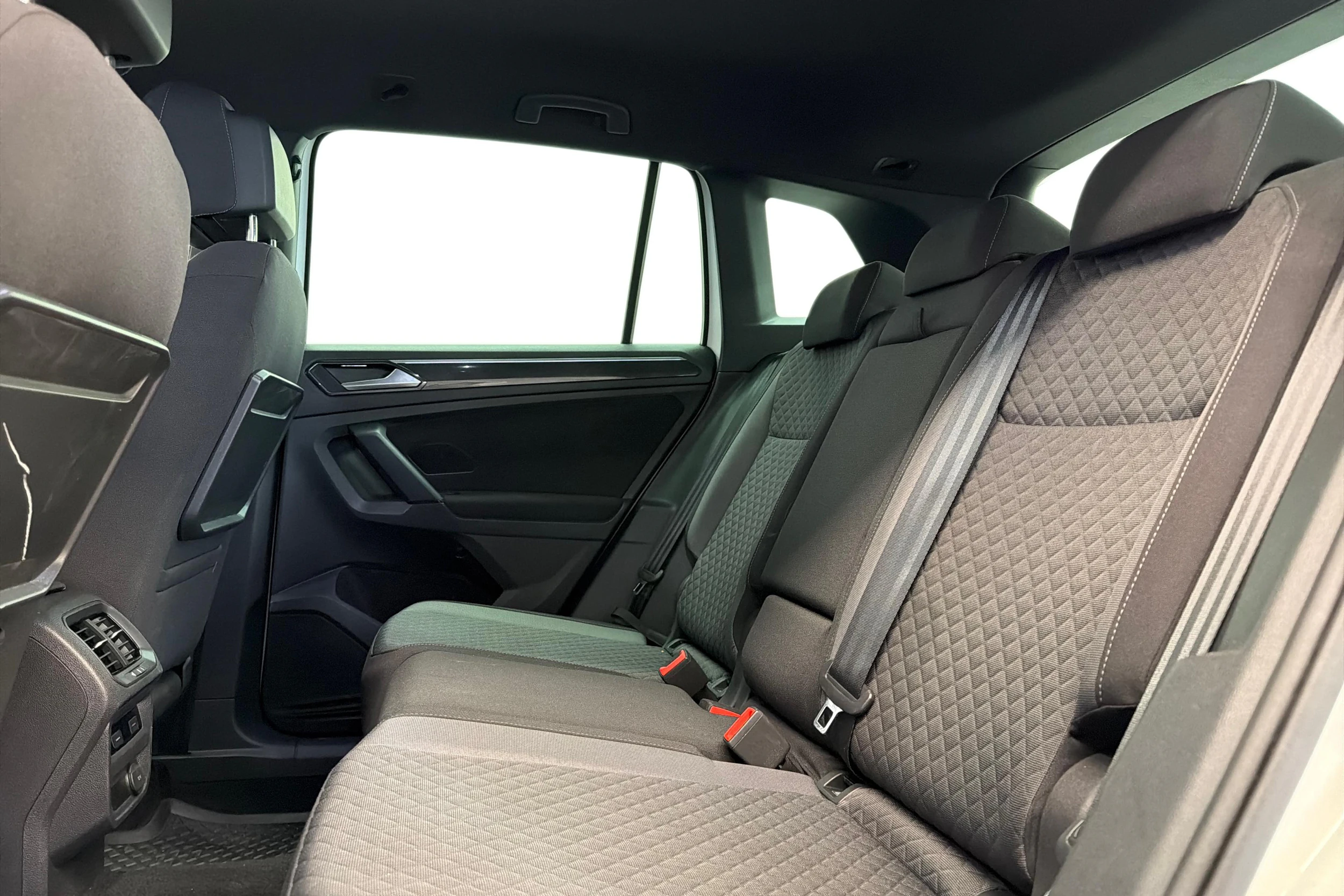 Valkoinen Volkswagen Tiguan 2018 kuva 11.