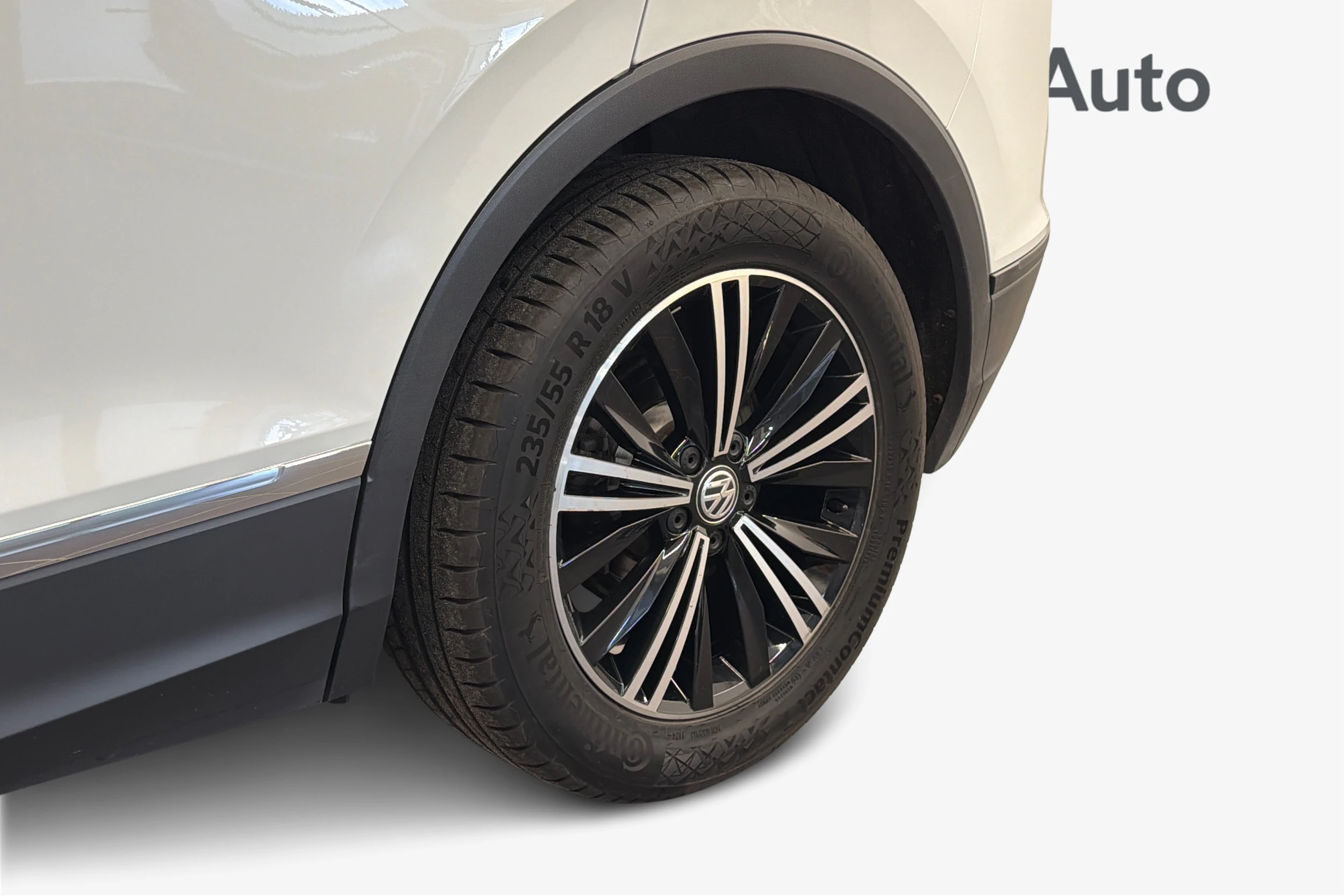 Valkoinen Volkswagen Tiguan 2018 kuva 12.