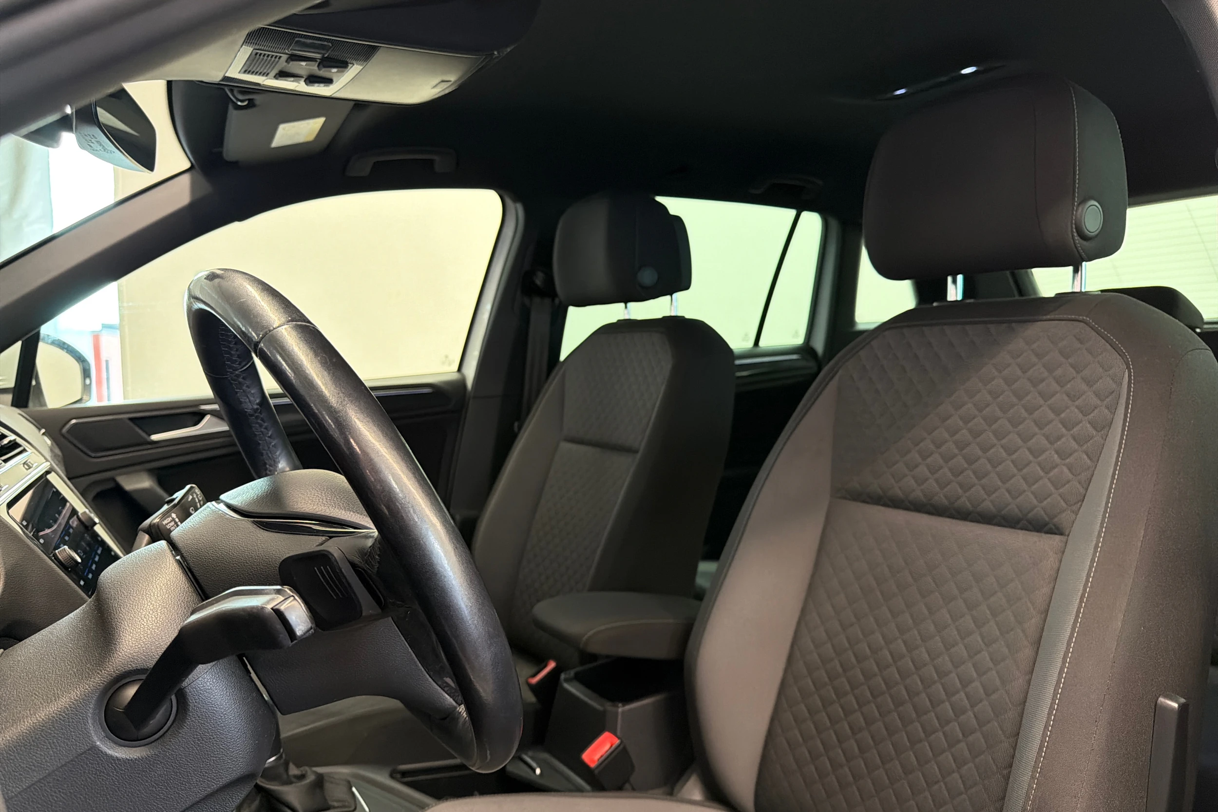 Valkoinen Volkswagen Tiguan 2018 kuva 17.