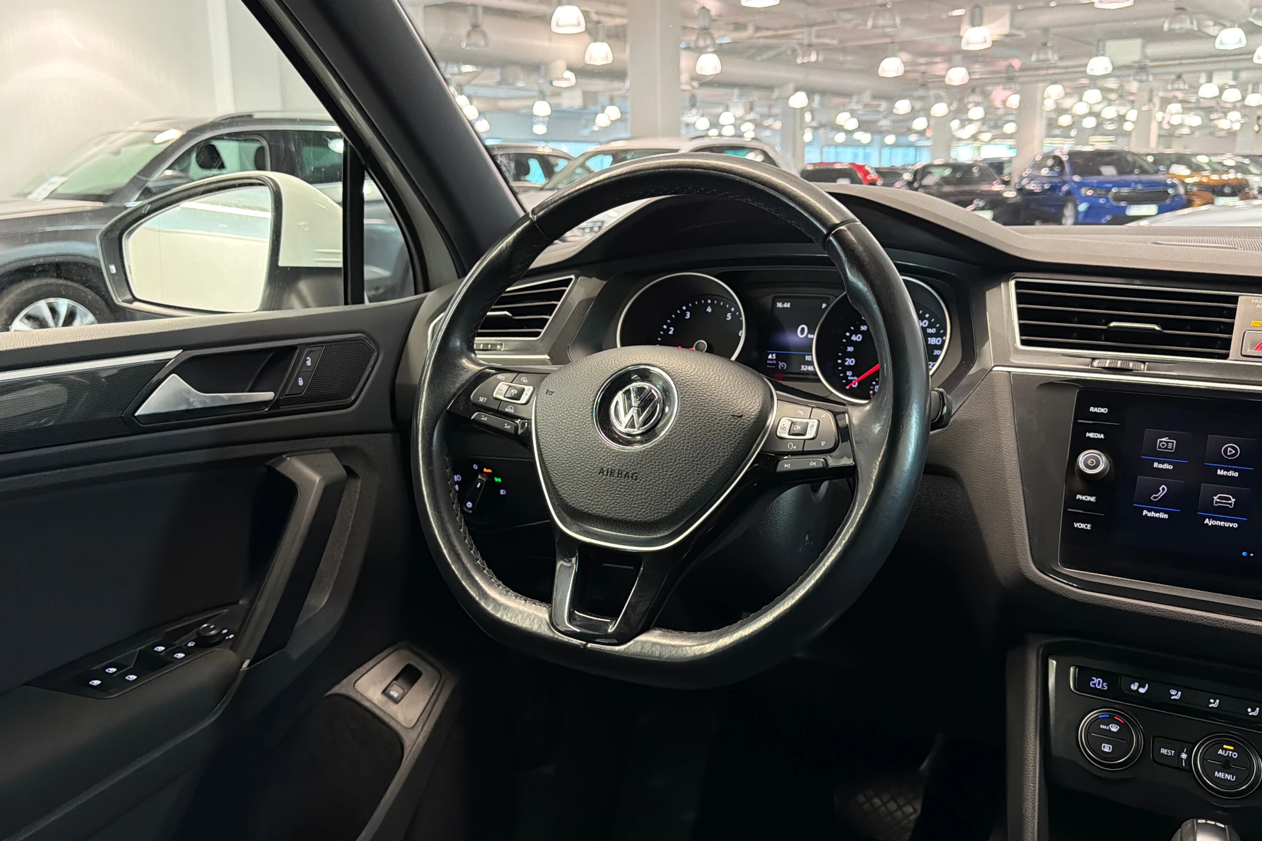 Valkoinen Volkswagen Tiguan 2018 kuva 18.