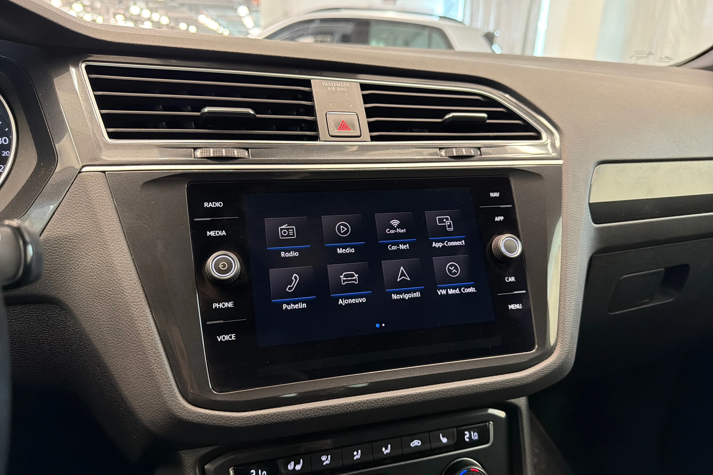 Valkoinen Volkswagen Tiguan 2018 kuva 27.