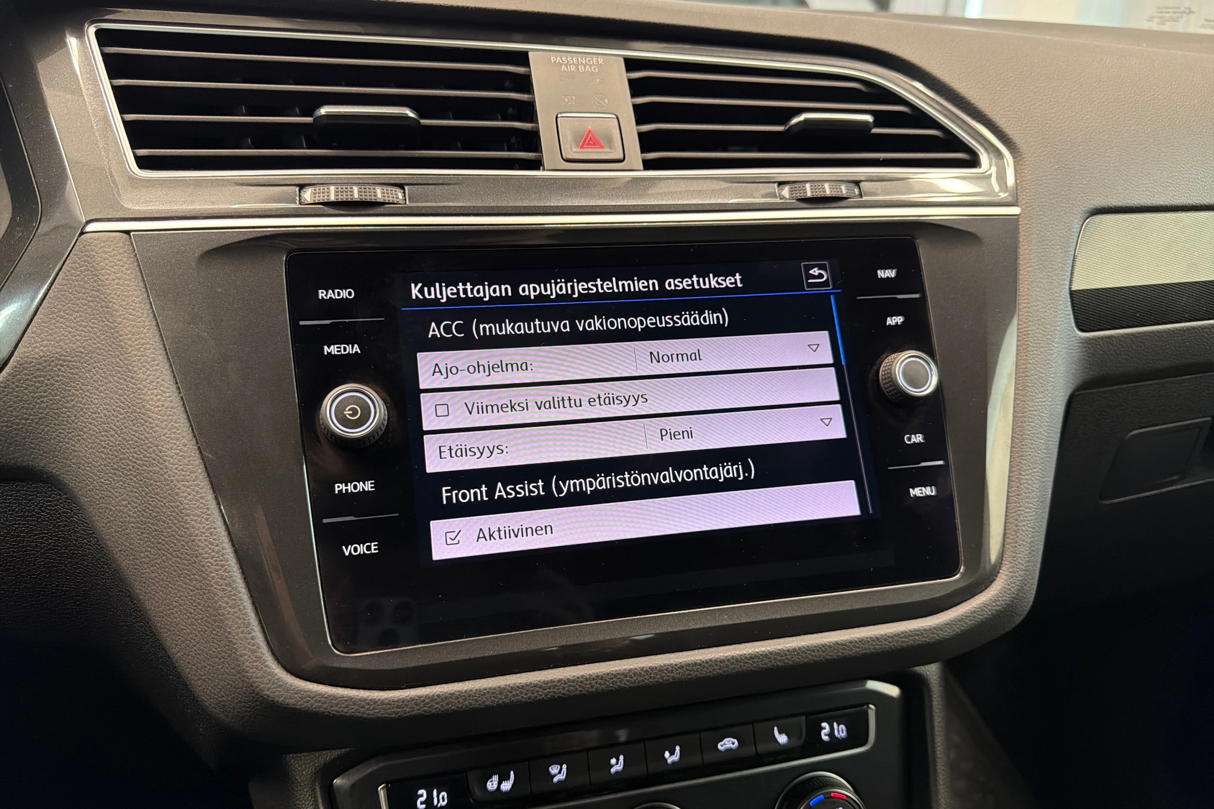Valkoinen Volkswagen Tiguan 2018 kuva 29.