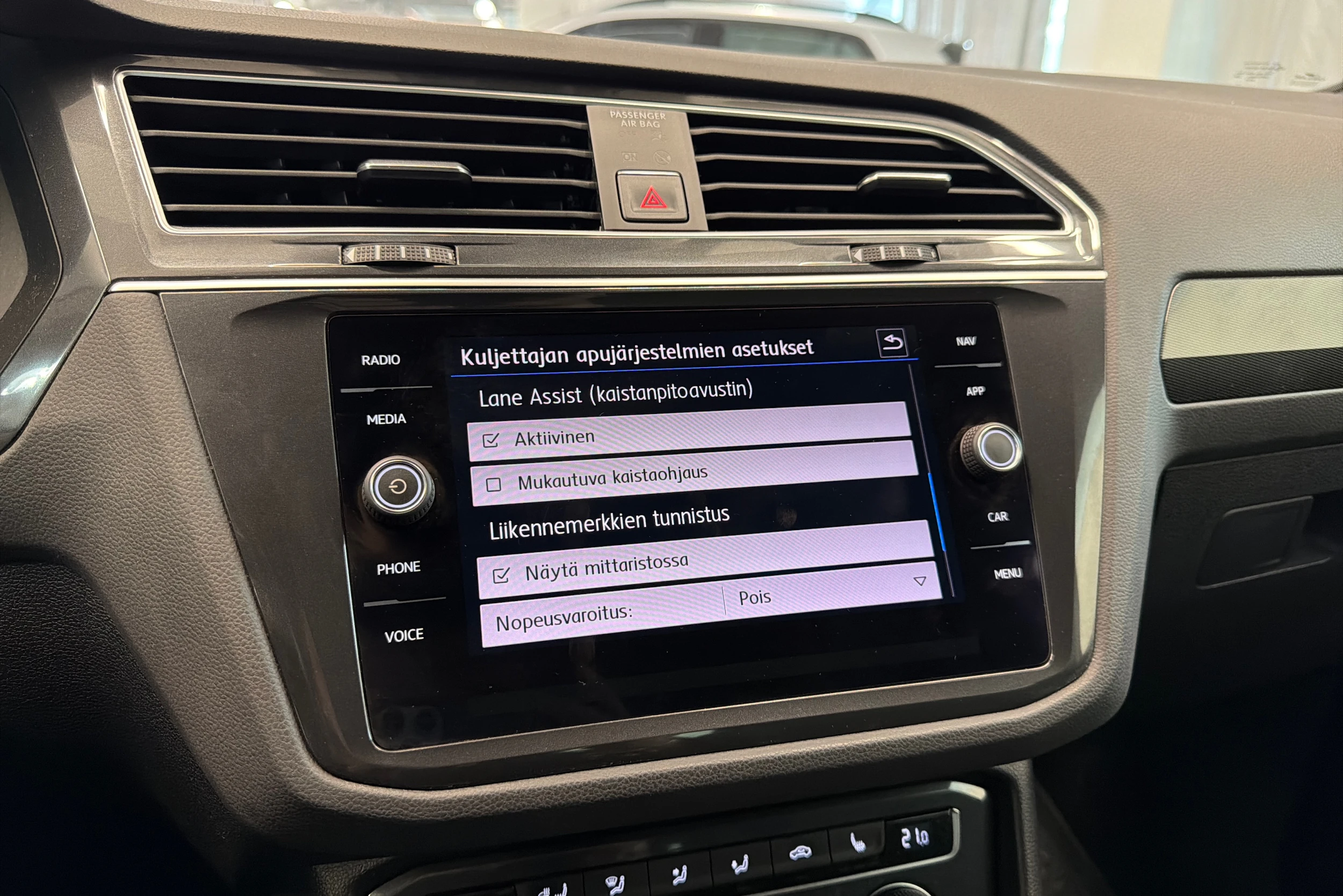 Valkoinen Volkswagen Tiguan 2018 kuva 31.