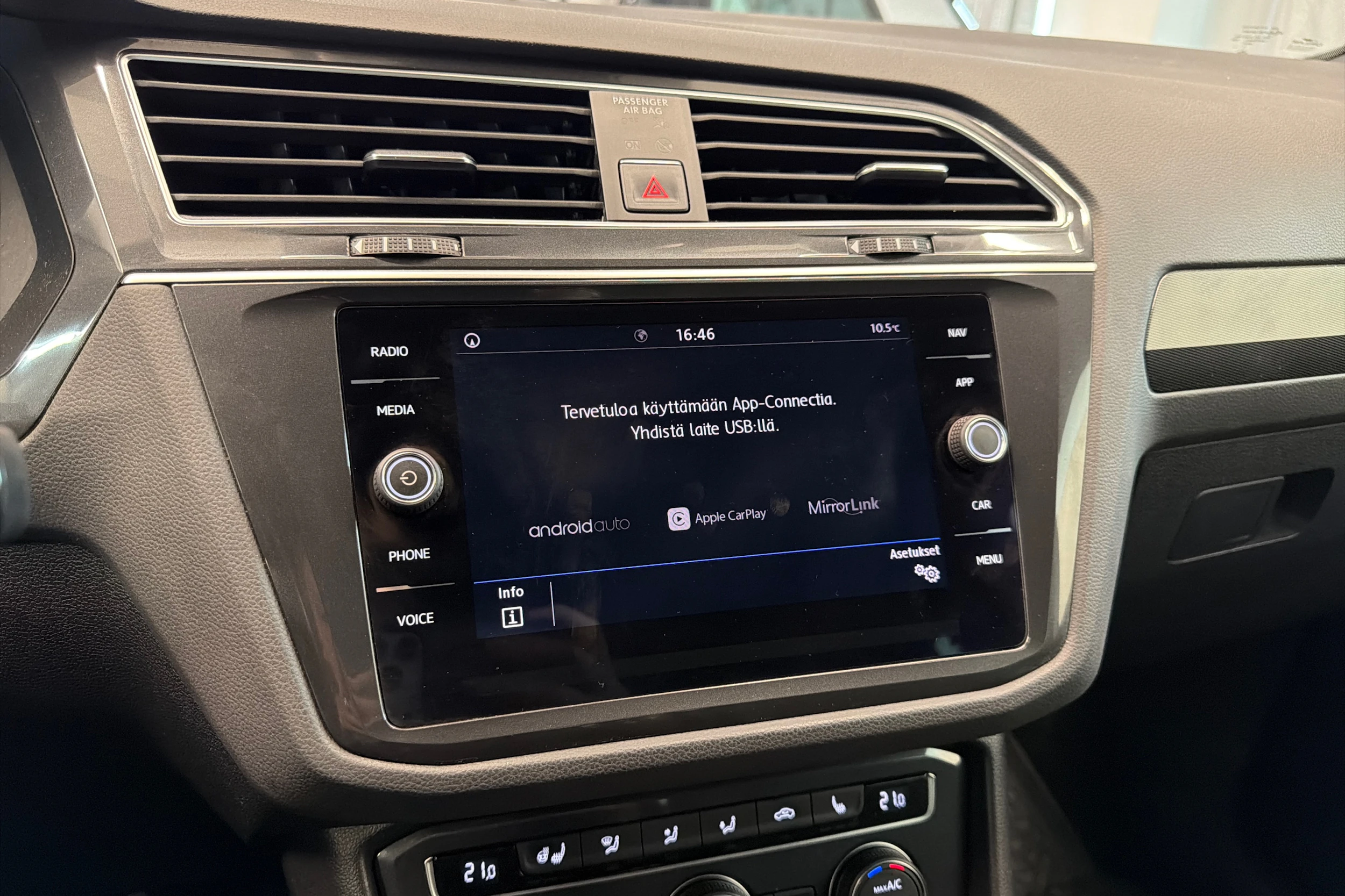 Valkoinen Volkswagen Tiguan 2018 kuva 32.