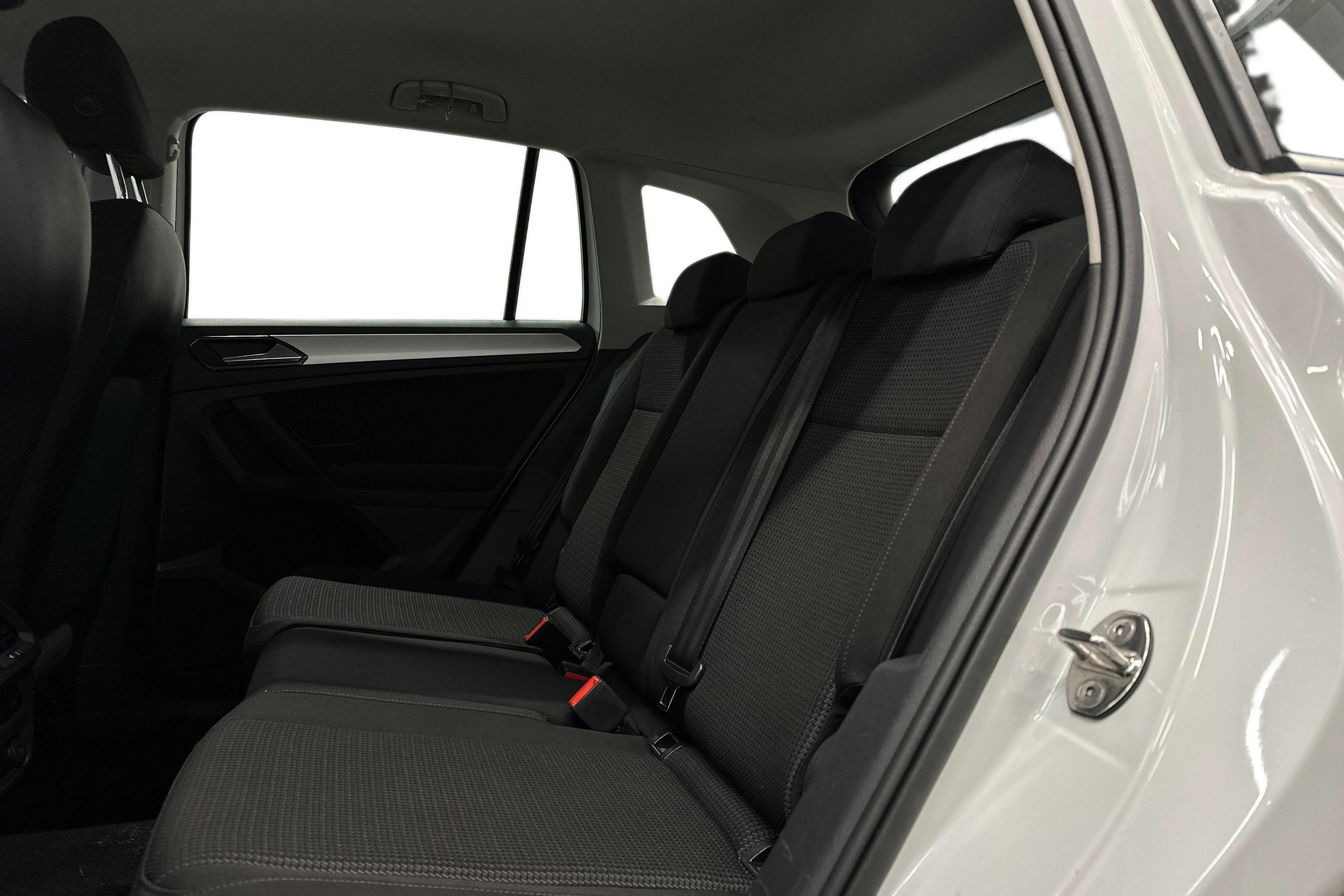 valkoinen Volkswagen Tiguan 2018 kuva 10.