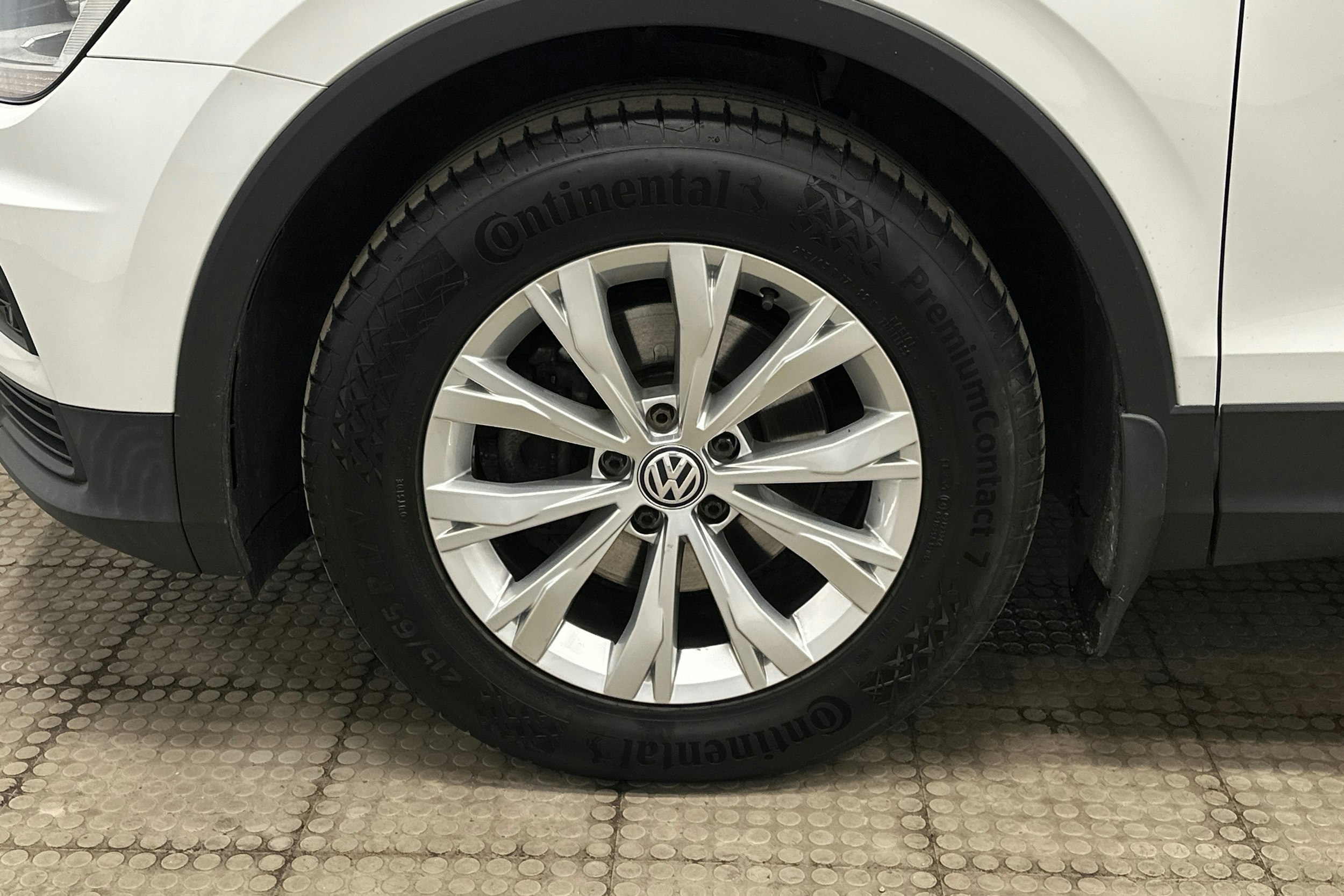 valkoinen Volkswagen Tiguan 2018 kuva 11.