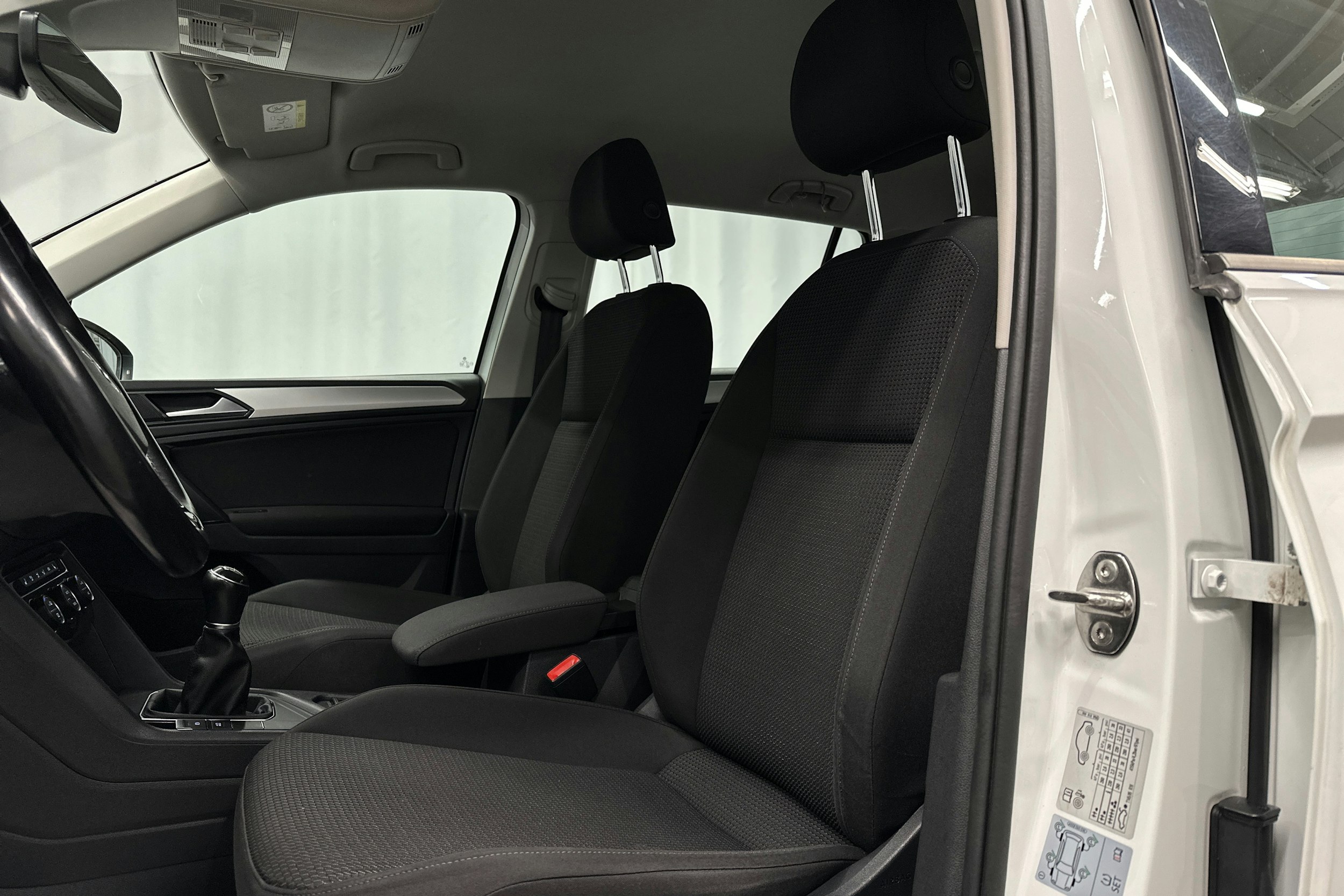 valkoinen Volkswagen Tiguan 2018 kuva 14.