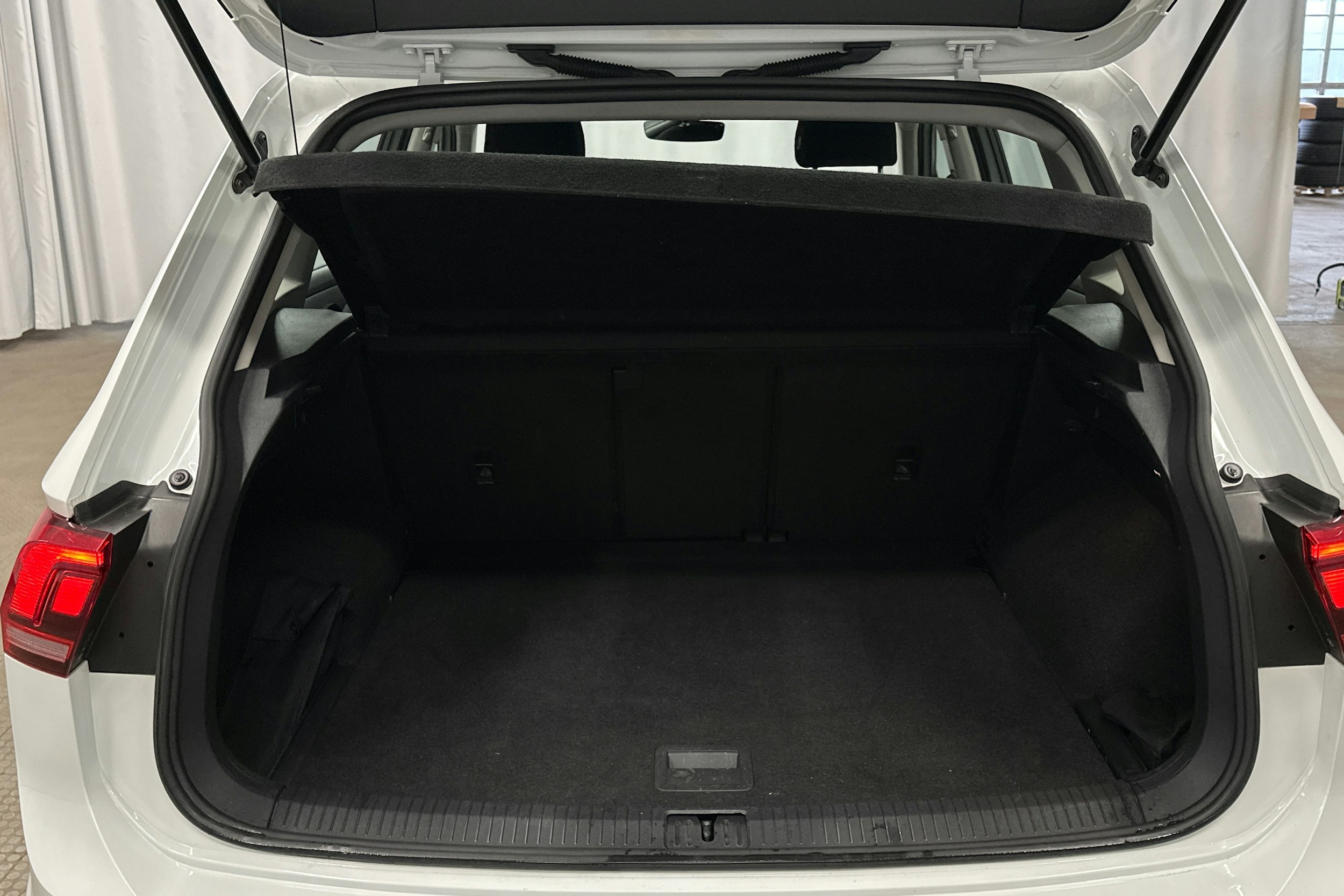 valkoinen Volkswagen Tiguan 2018 kuva 15.