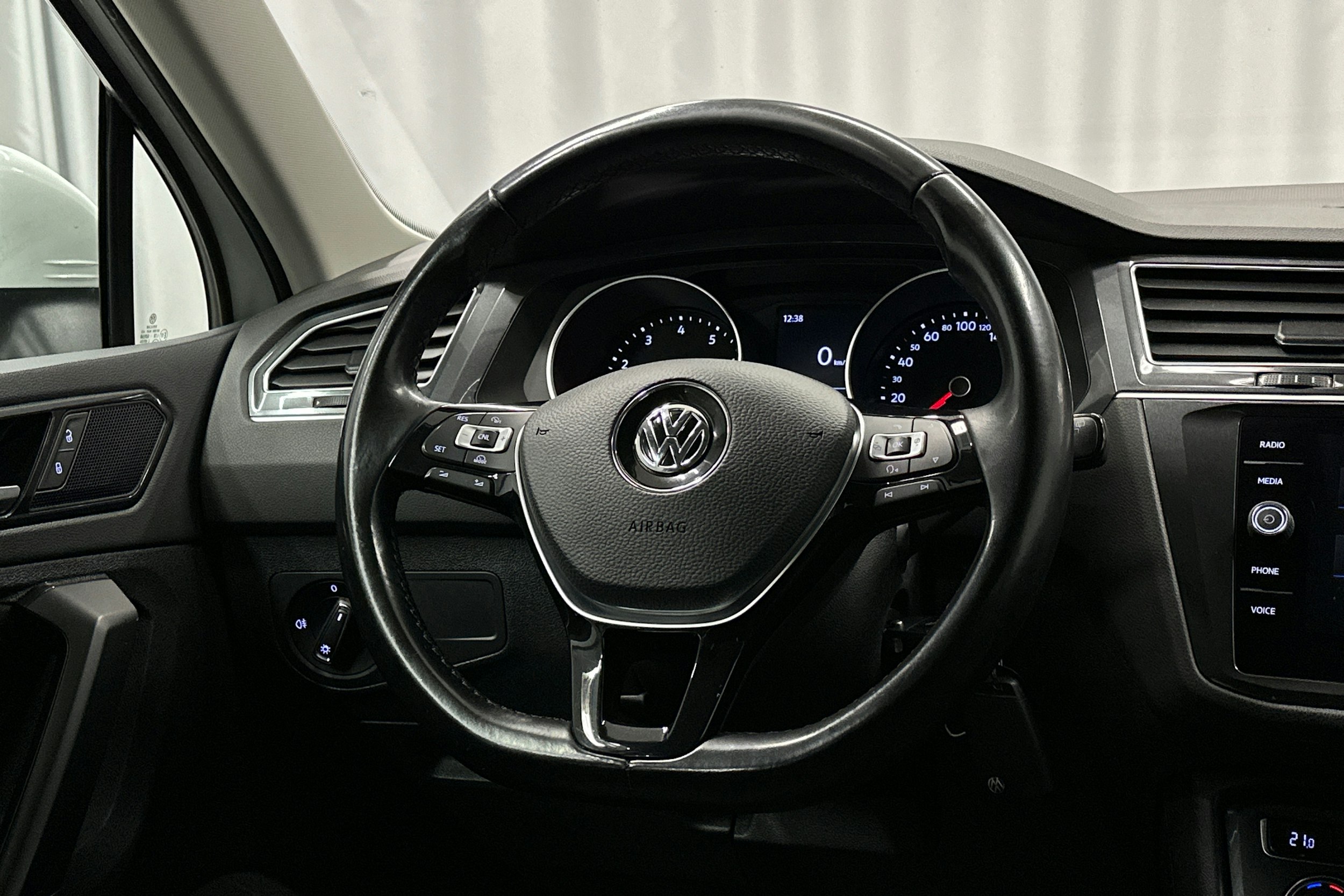 valkoinen Volkswagen Tiguan 2018 kuva 16.