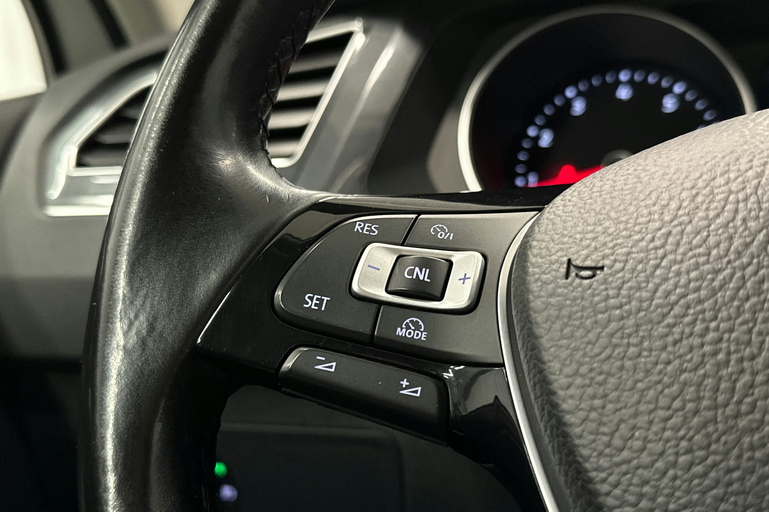 valkoinen Volkswagen Tiguan 2018 kuva 19.