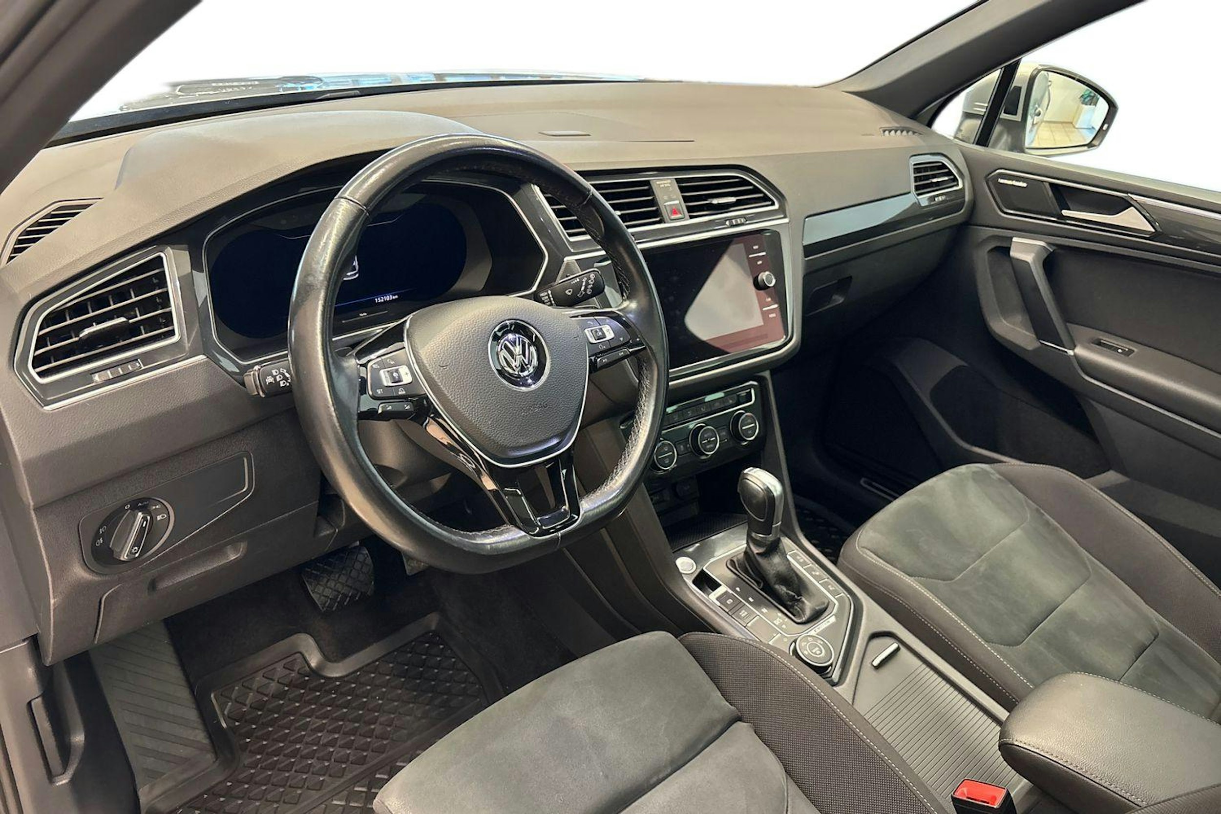 Harmaa Volkswagen Tiguan 2018 kuva 7.