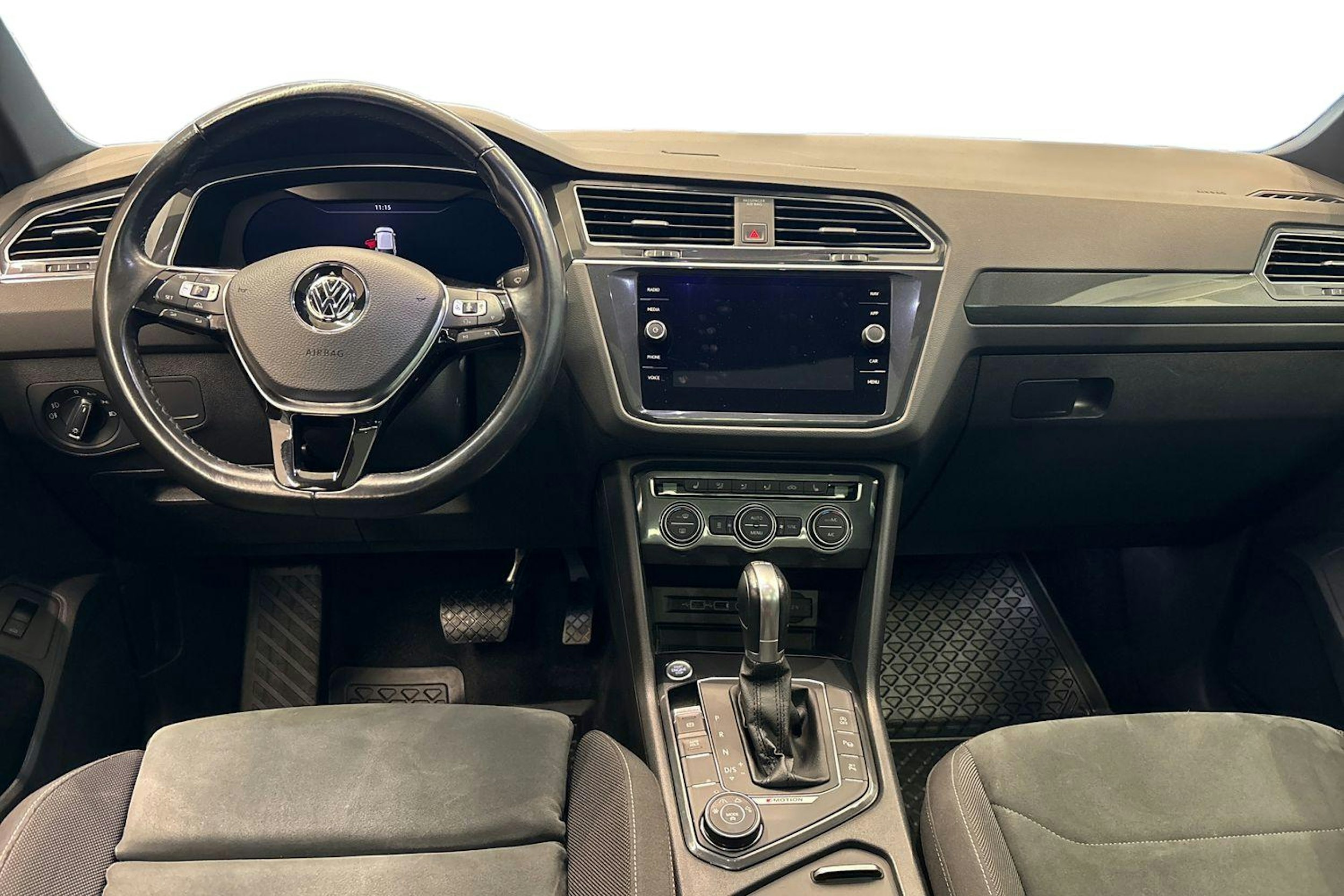 Harmaa Volkswagen Tiguan 2018 kuva 9.