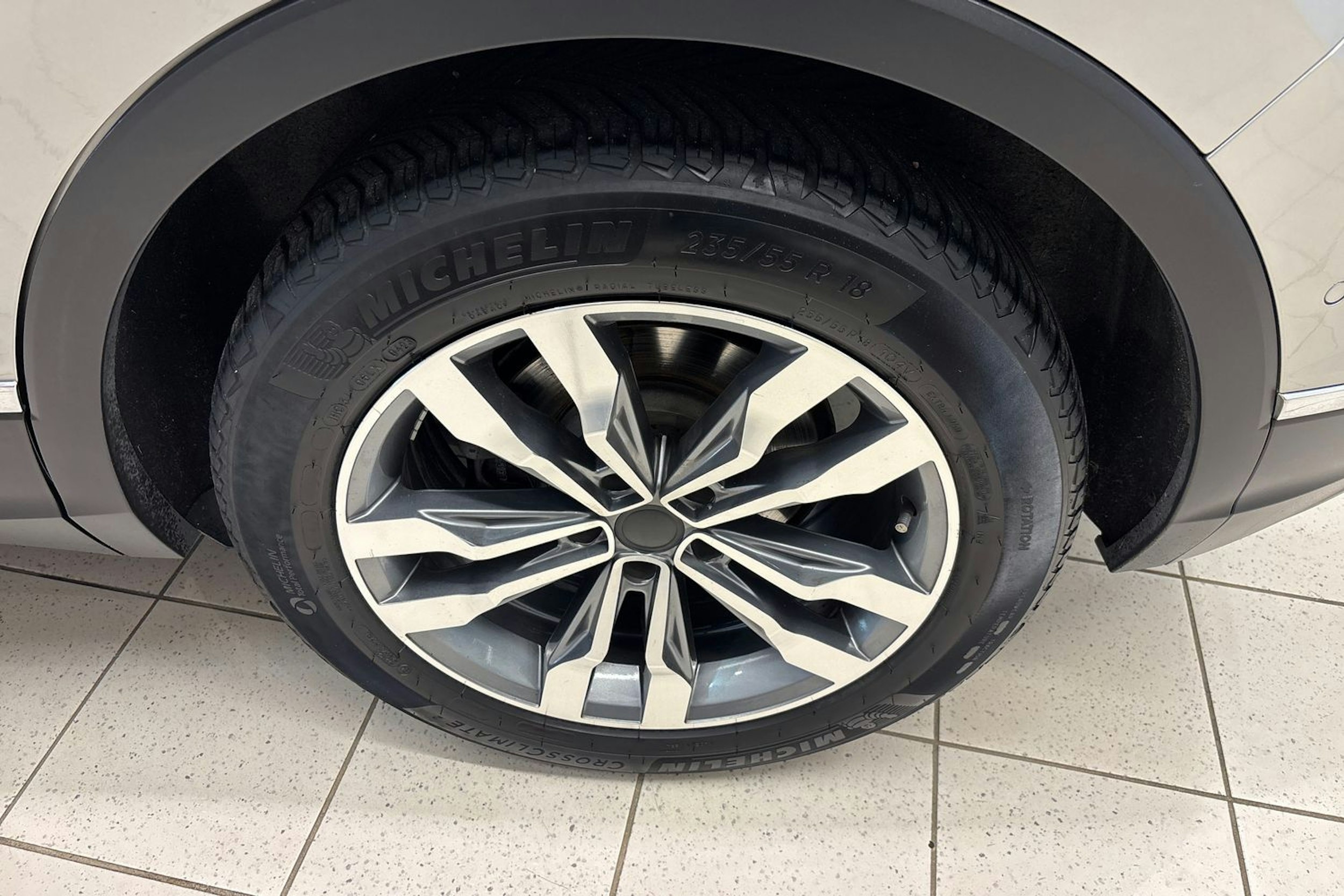 Harmaa Volkswagen Tiguan 2018 kuva 11.