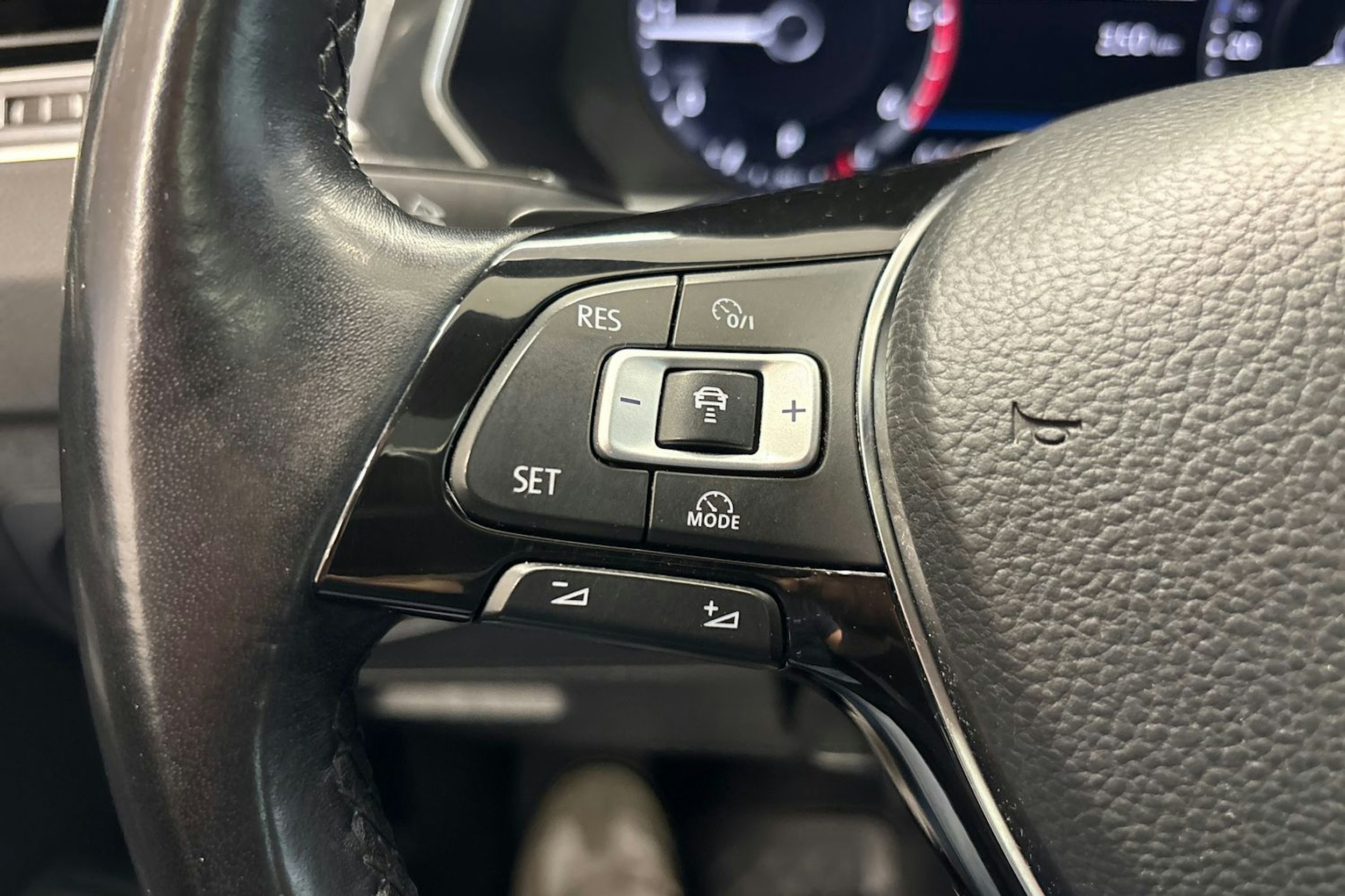 Harmaa Volkswagen Tiguan 2018 kuva 19.