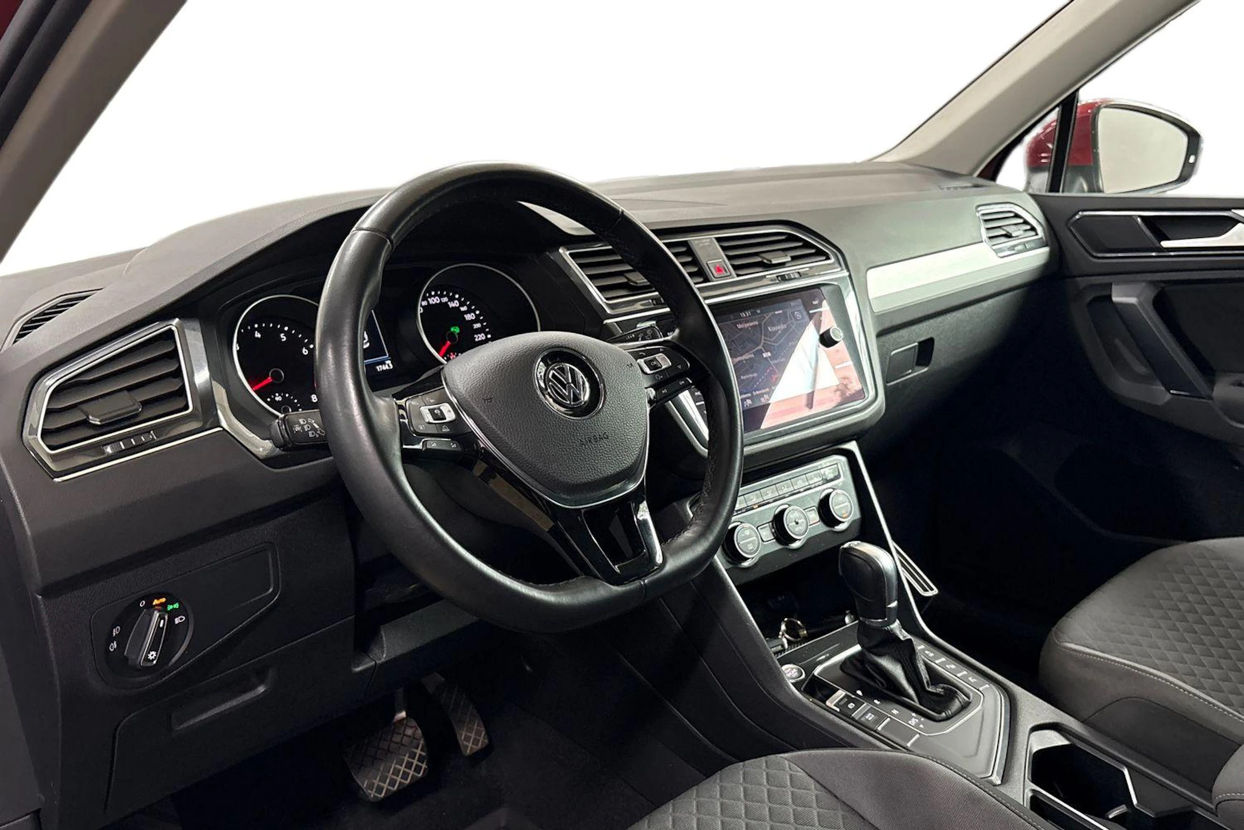 Punainen Volkswagen Tiguan 2018 kuva 6.