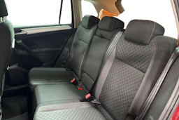 Punainen Volkswagen Tiguan 2018 kuva 8.