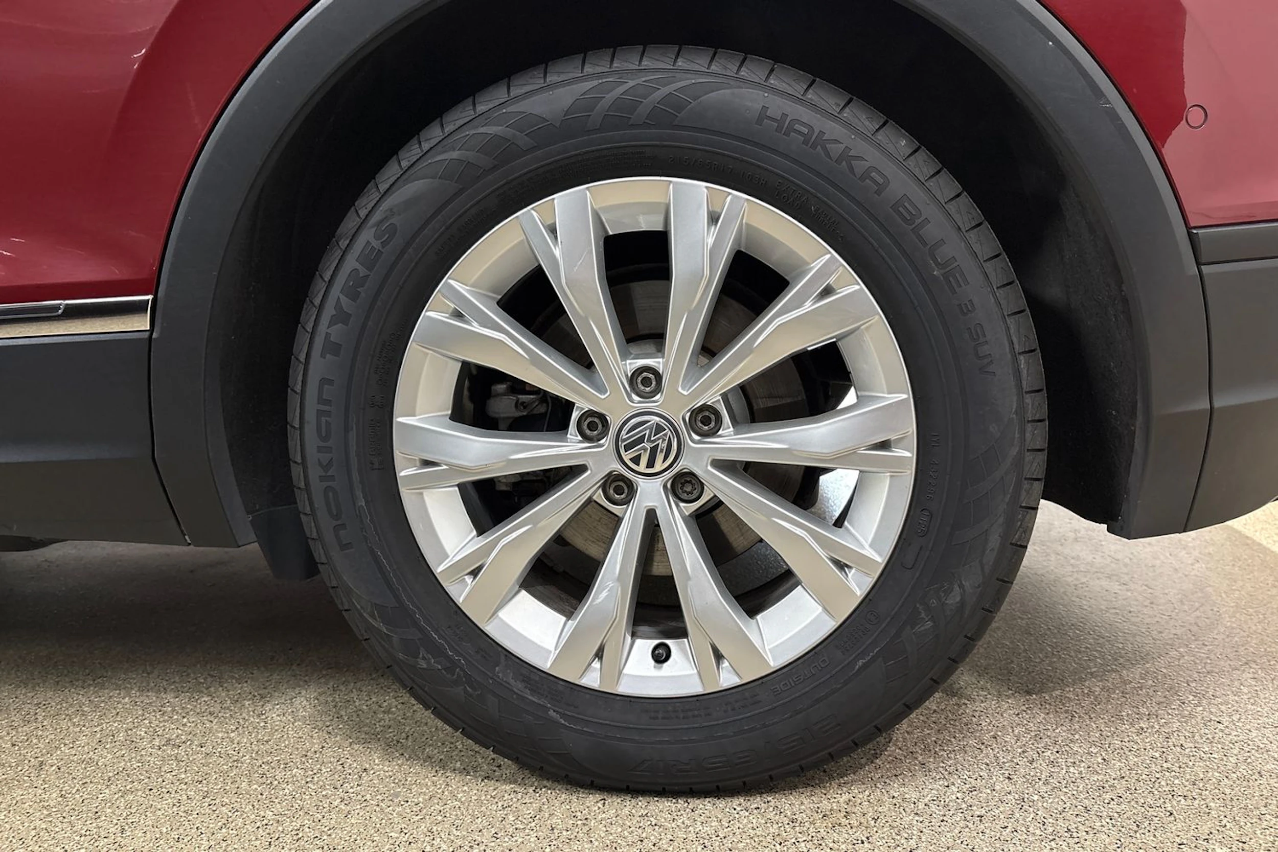Punainen Volkswagen Tiguan 2018 kuva 10.