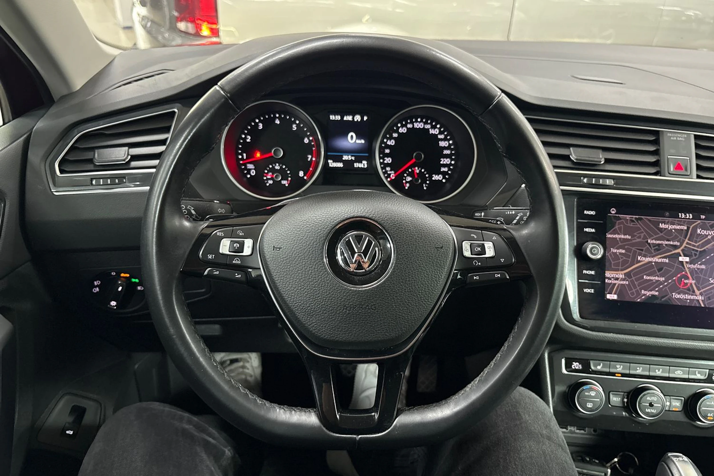 Punainen Volkswagen Tiguan 2018 kuva 11.