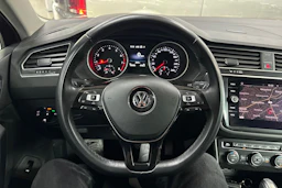 Punainen Volkswagen Tiguan 2018 kuva 11.