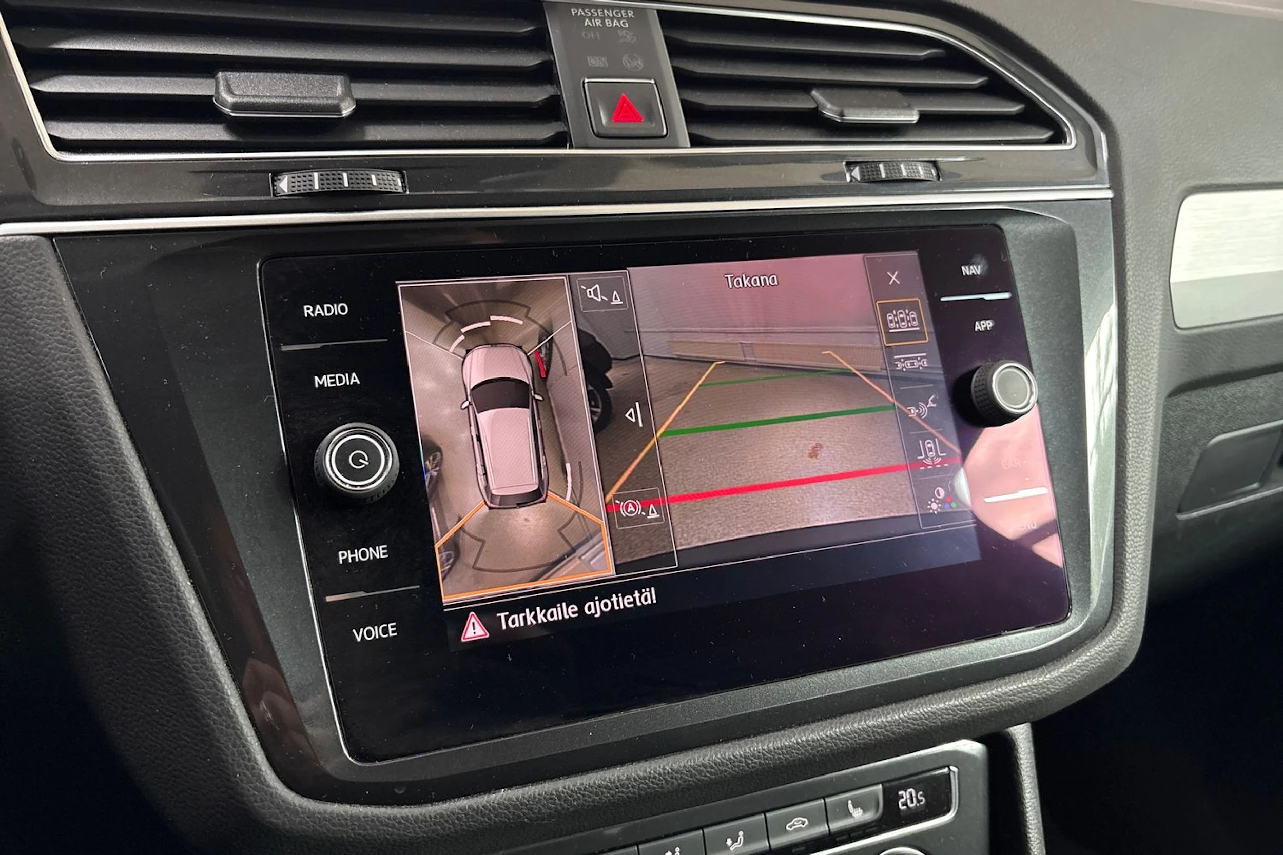 Punainen Volkswagen Tiguan 2018 kuva 14.