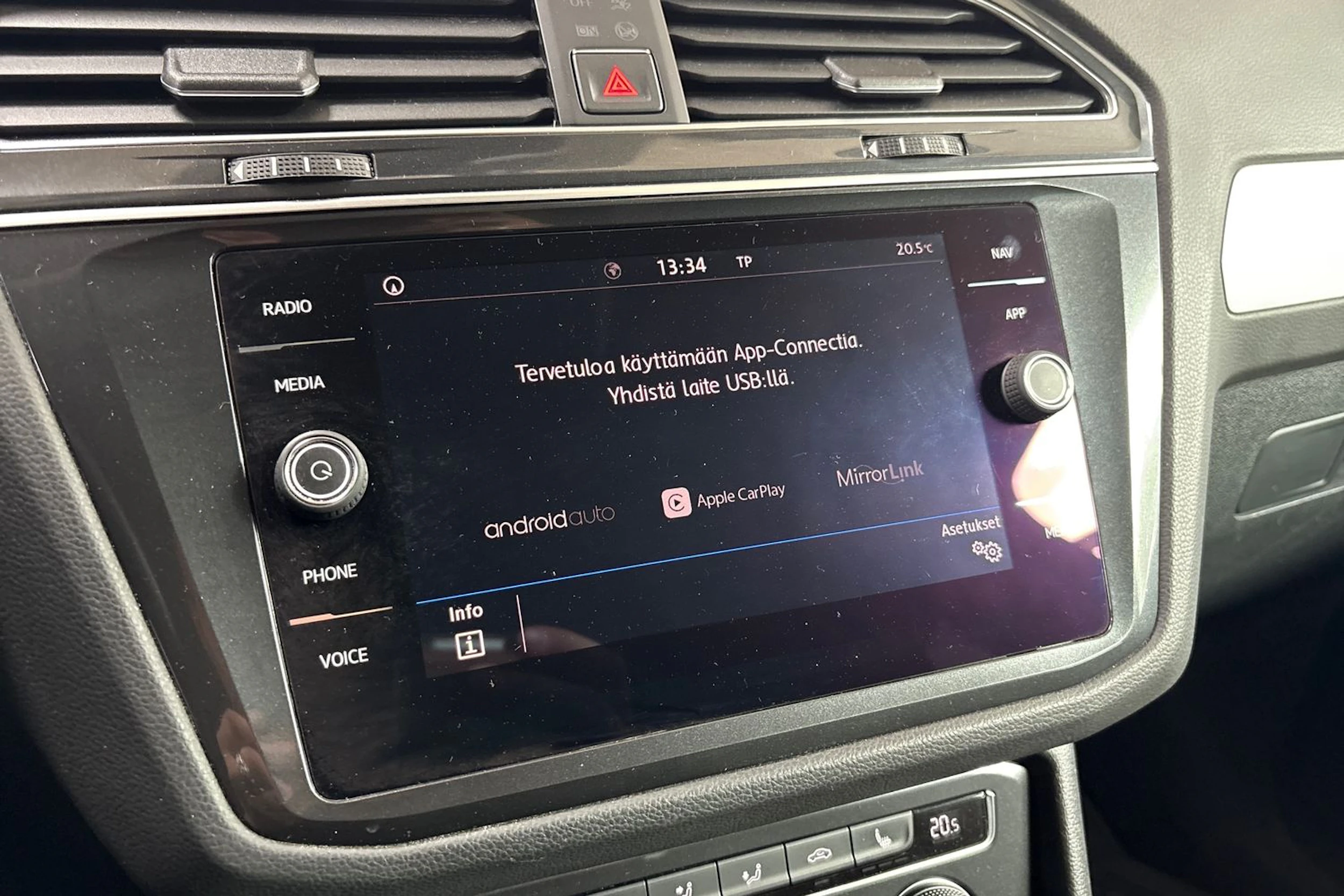 Punainen Volkswagen Tiguan 2018 kuva 15.