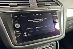 Punainen Volkswagen Tiguan 2018 kuva 15.