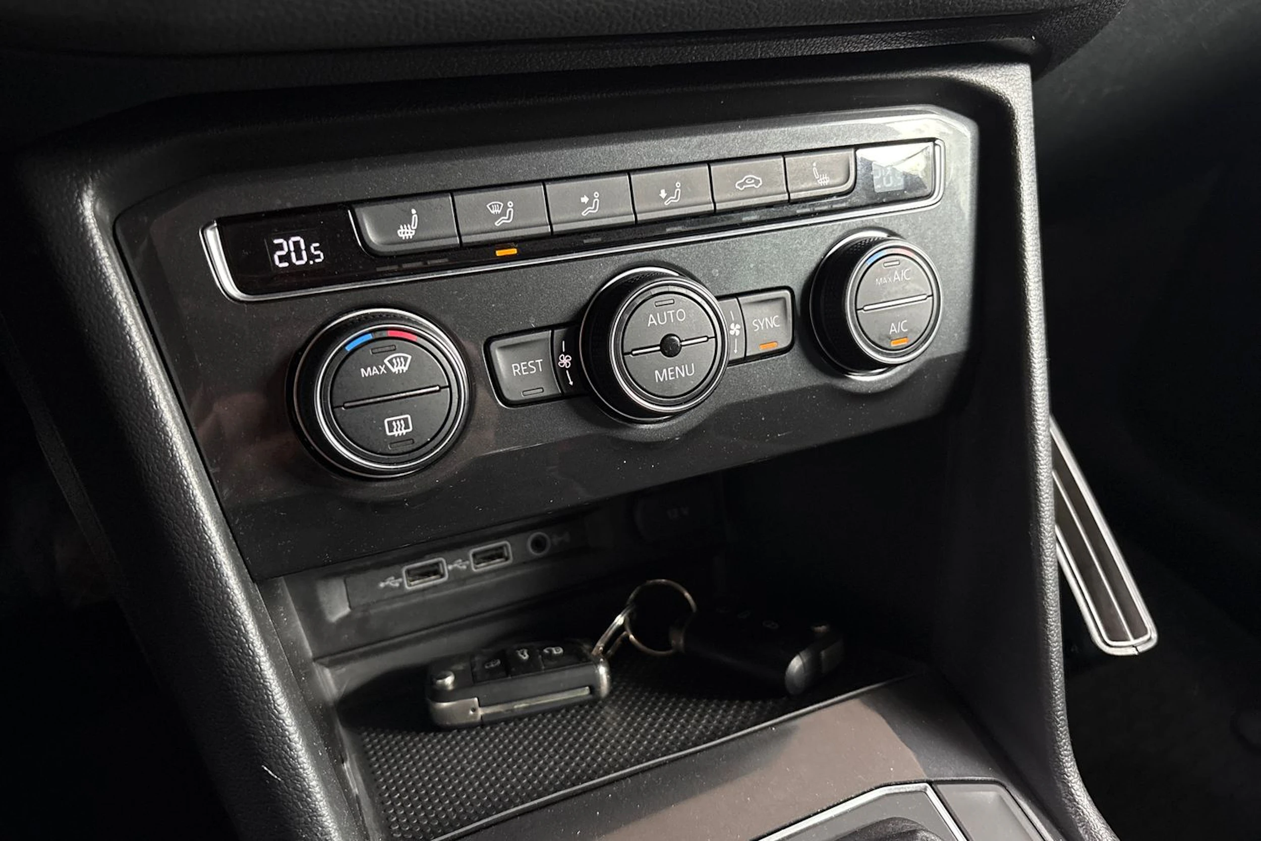 Punainen Volkswagen Tiguan 2018 kuva 16.
