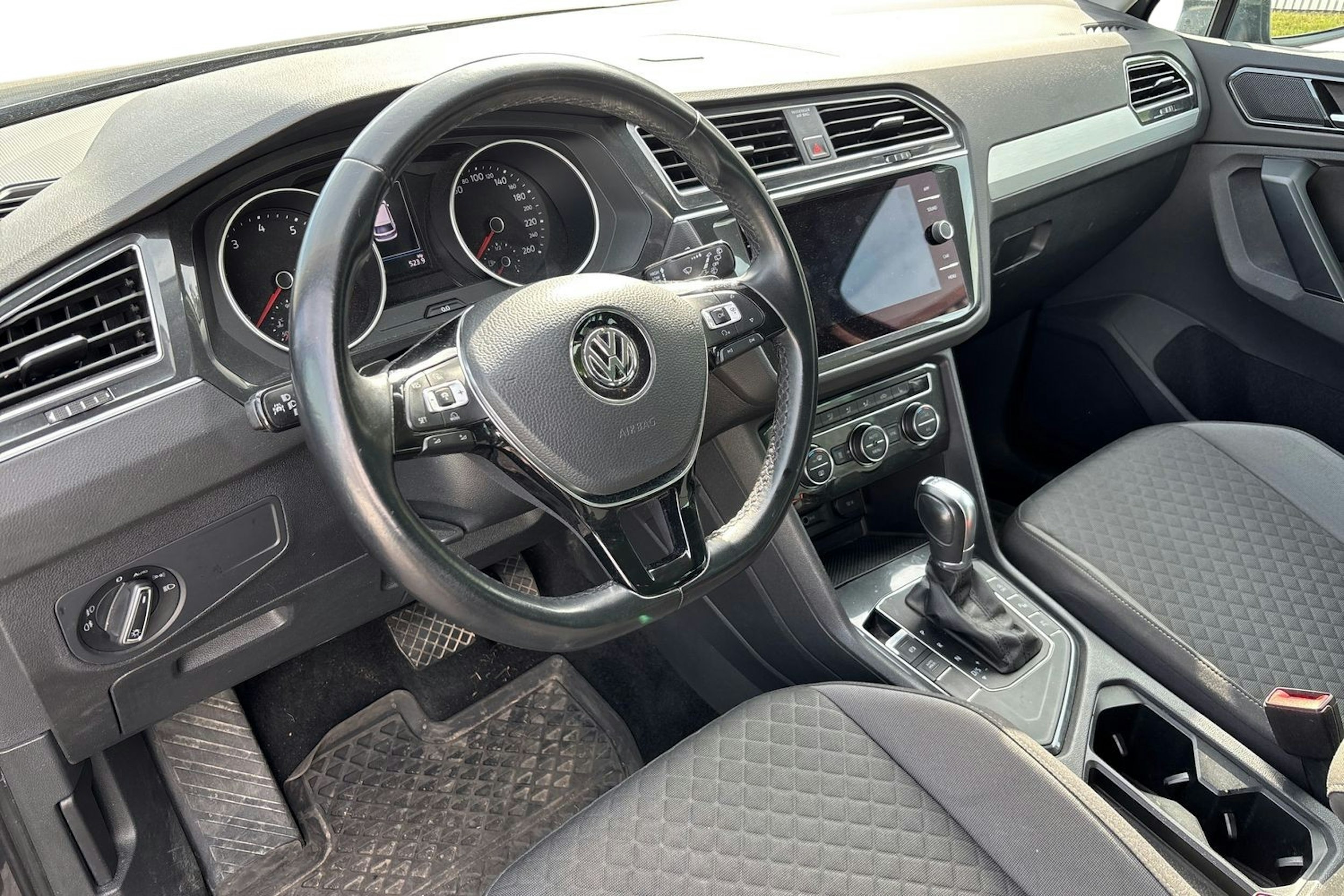 Harmaa Volkswagen Tiguan 2018 kuva 3.