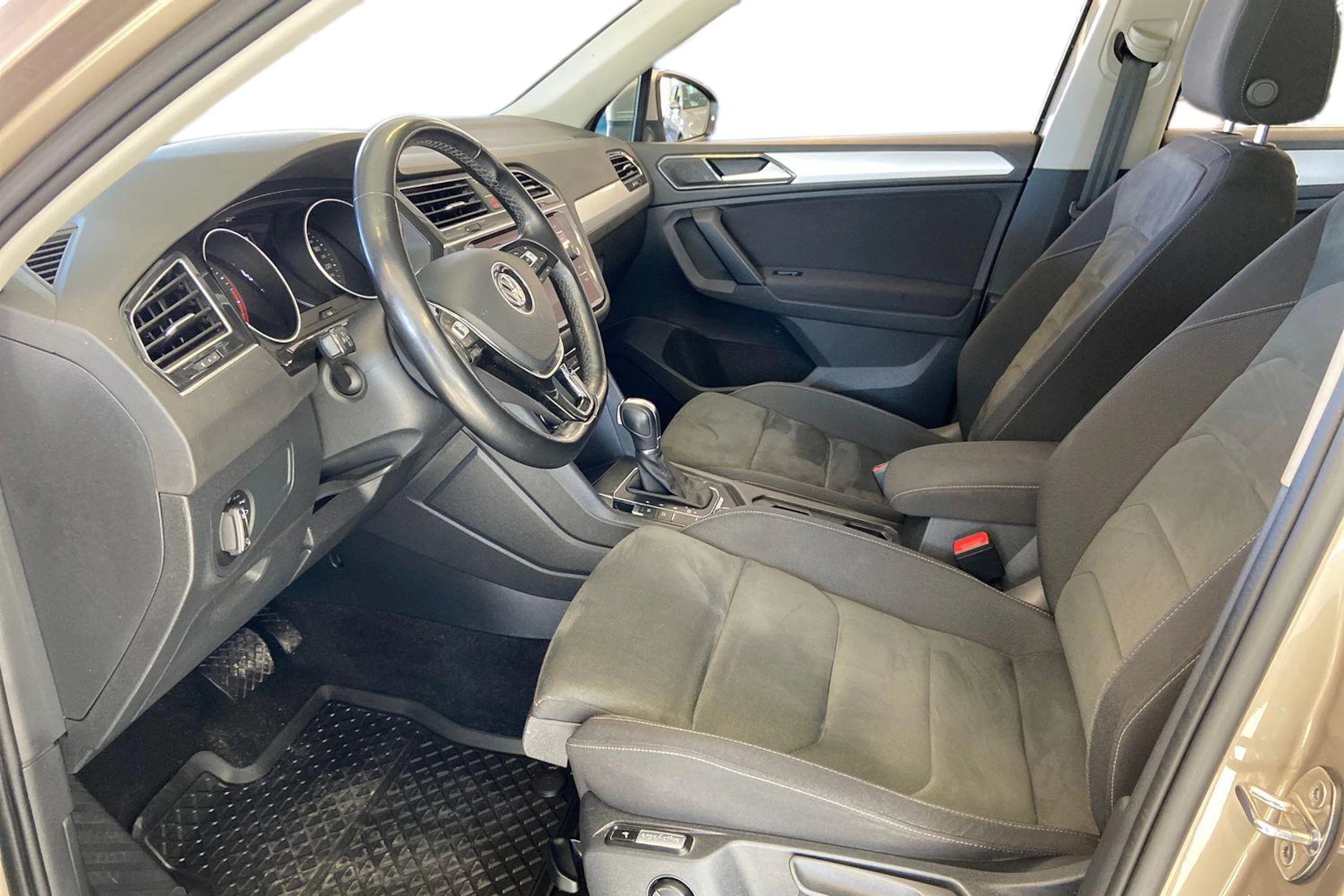 ruskea (beige) Volkswagen Tiguan 2018 kuva 8.