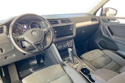 ruskea (beige) Volkswagen Tiguan 2018 kuva 9.