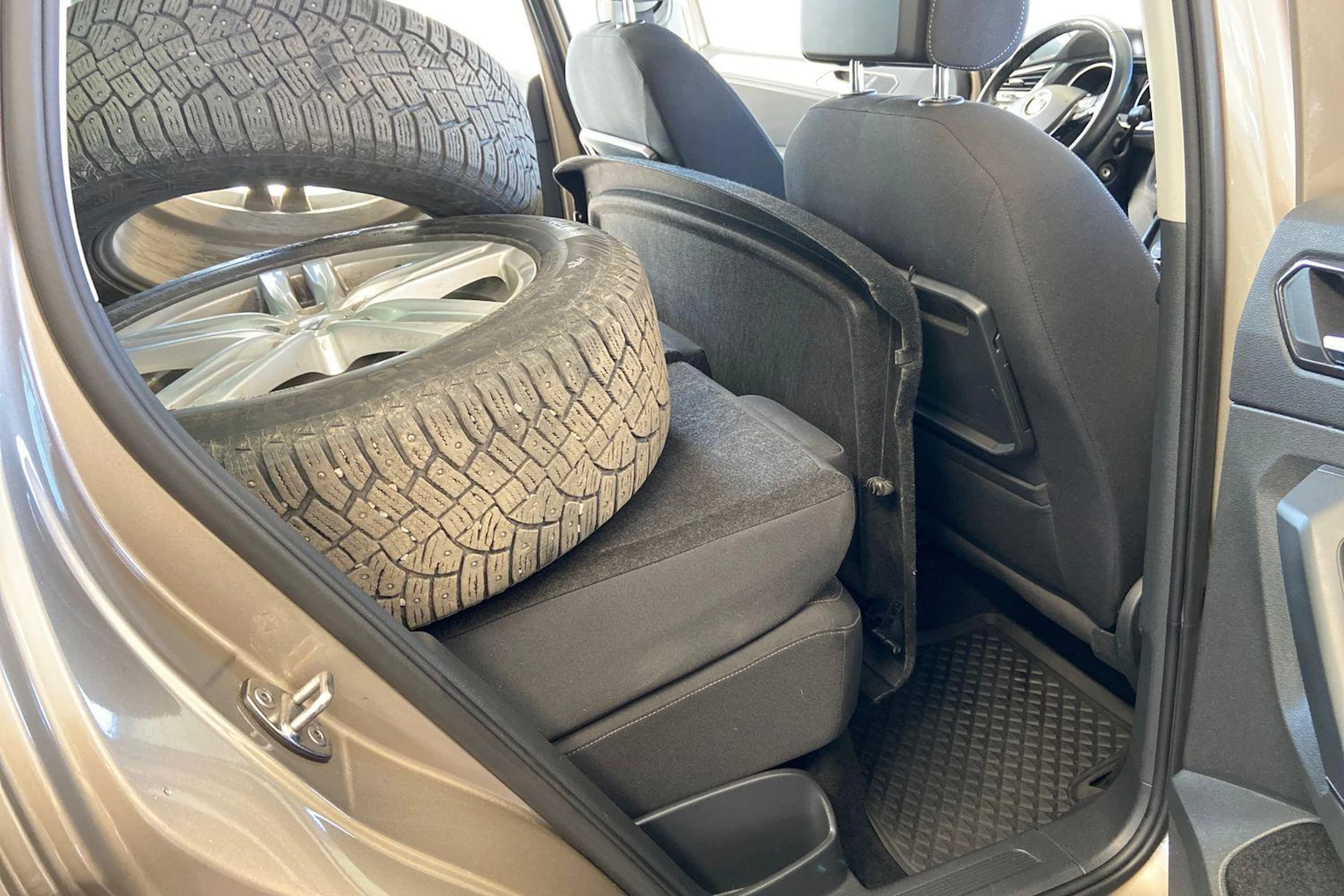 ruskea (beige) Volkswagen Tiguan 2018 kuva 11.