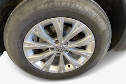 ruskea (beige) Volkswagen Tiguan 2018 kuva 12.