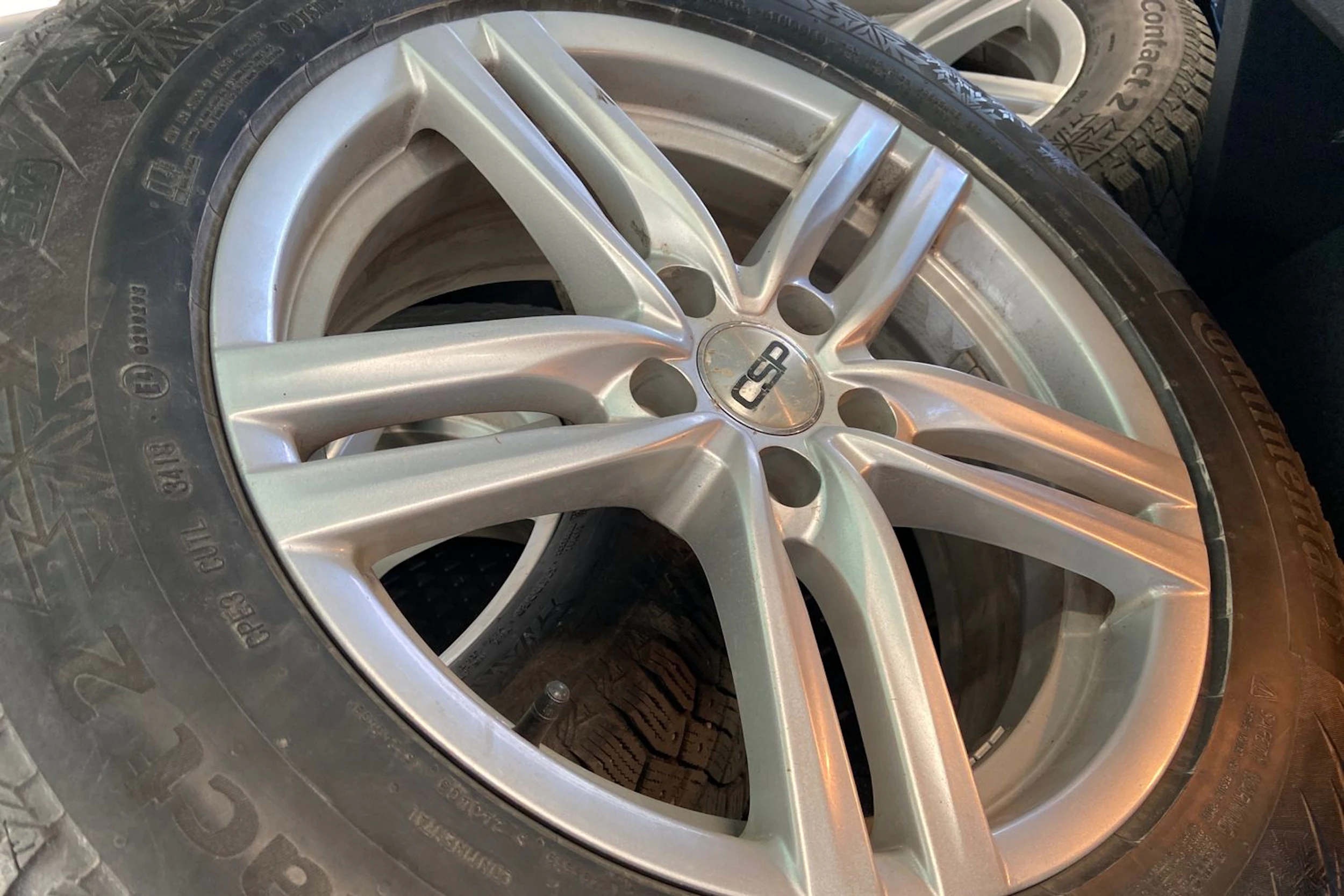 ruskea (beige) Volkswagen Tiguan 2018 kuva 15.