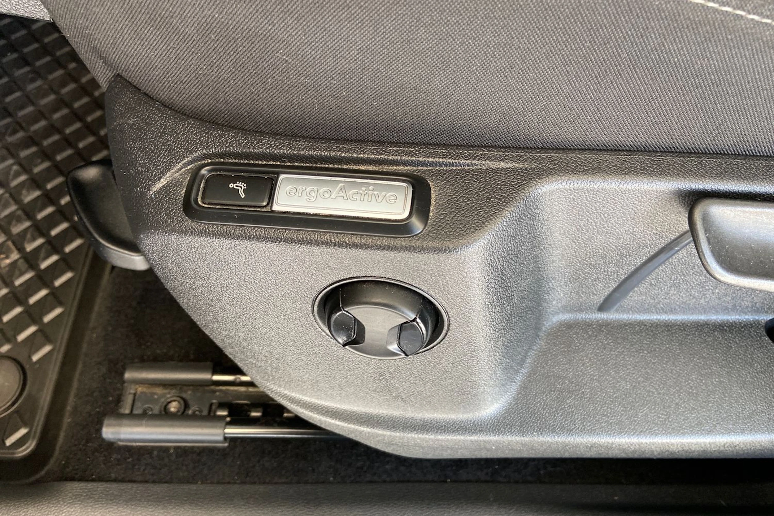 ruskea (beige) Volkswagen Tiguan 2018 kuva 17.