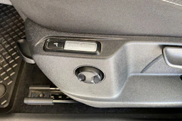 ruskea (beige) Volkswagen Tiguan 2018 kuva 17.