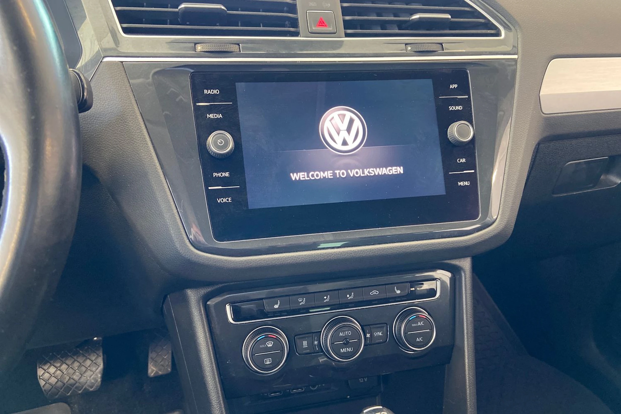 ruskea (beige) Volkswagen Tiguan 2018 kuva 19.