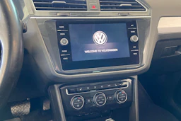 ruskea (beige) Volkswagen Tiguan 2018 kuva 19.