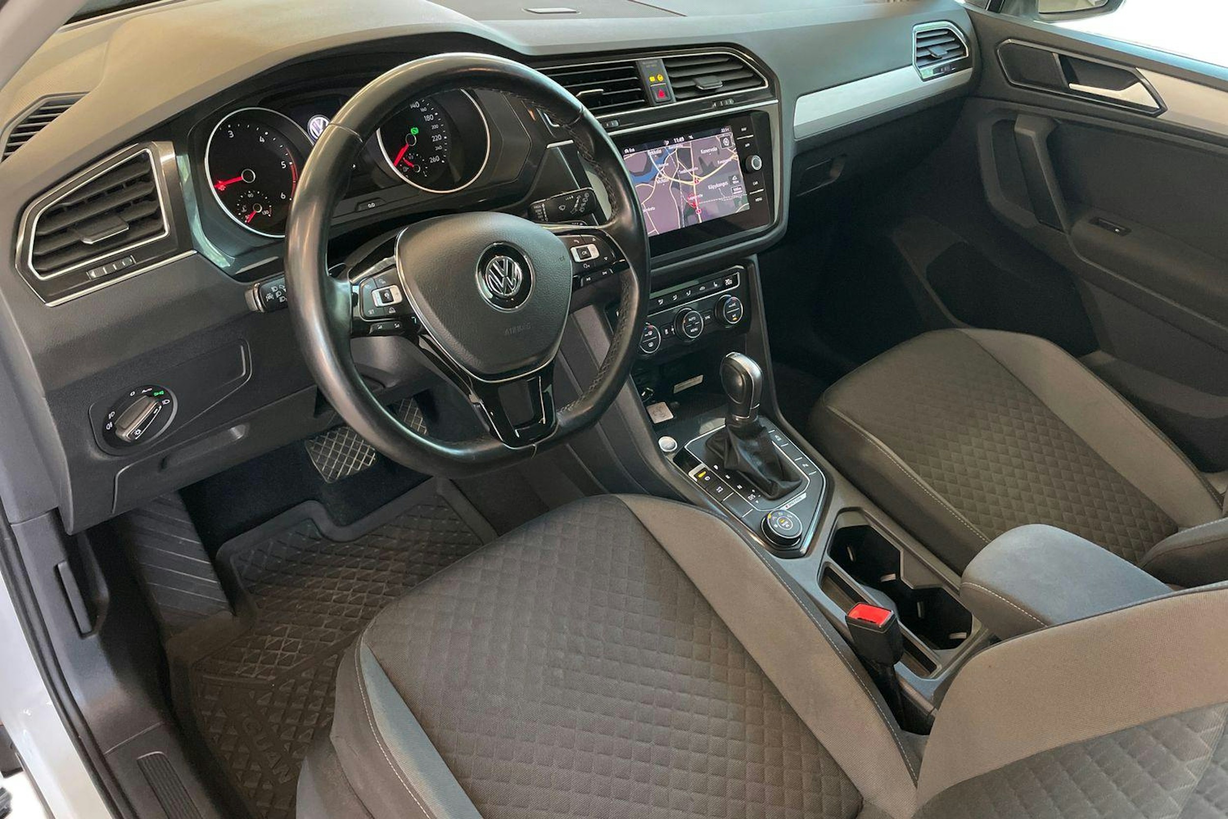 valkoinen Volkswagen Tiguan 2018 kuva 7.