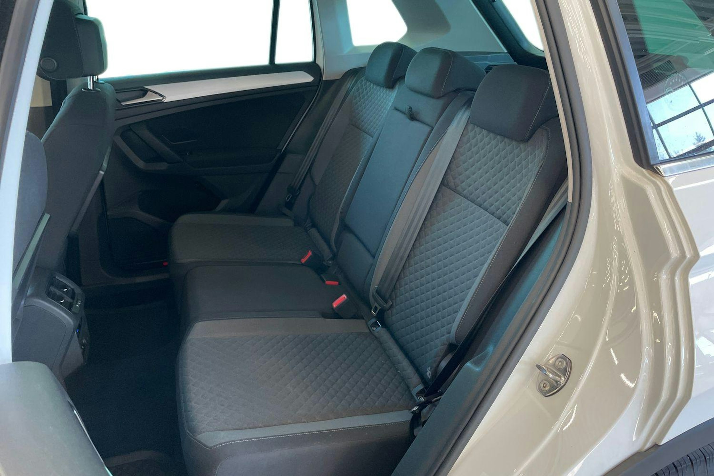 valkoinen Volkswagen Tiguan 2018 kuva 10.