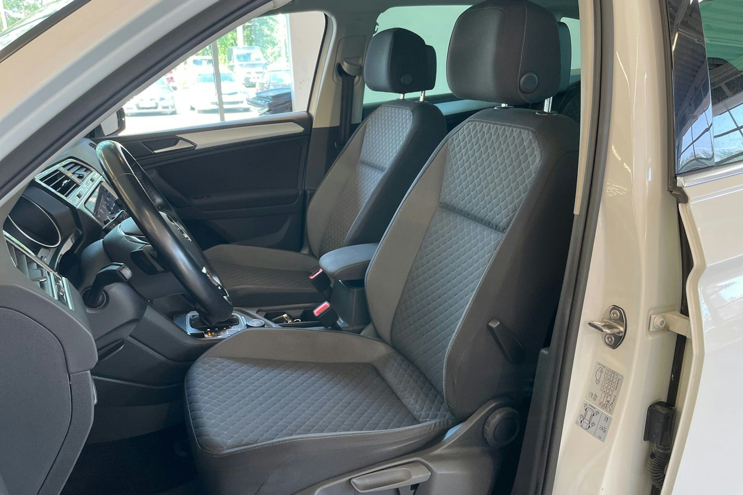 valkoinen Volkswagen Tiguan 2018 kuva 26.