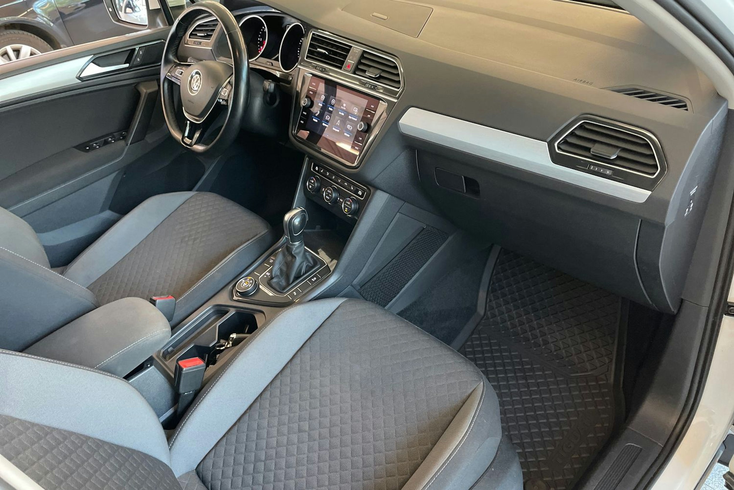 valkoinen Volkswagen Tiguan 2018 kuva 28.