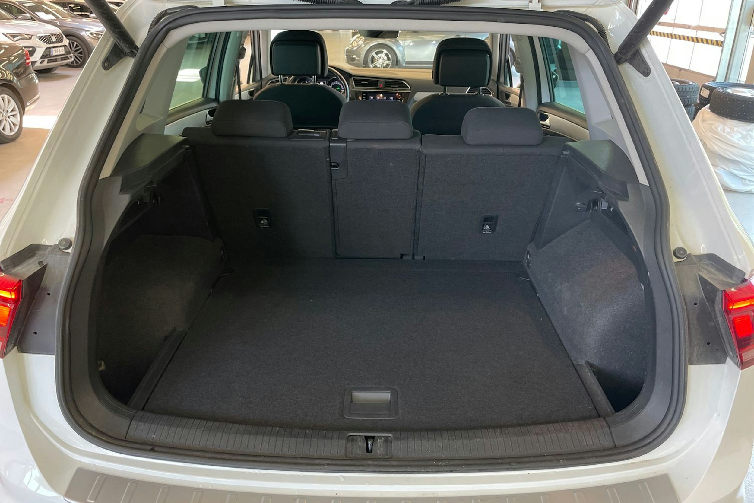 valkoinen Volkswagen Tiguan 2018 kuva 30.