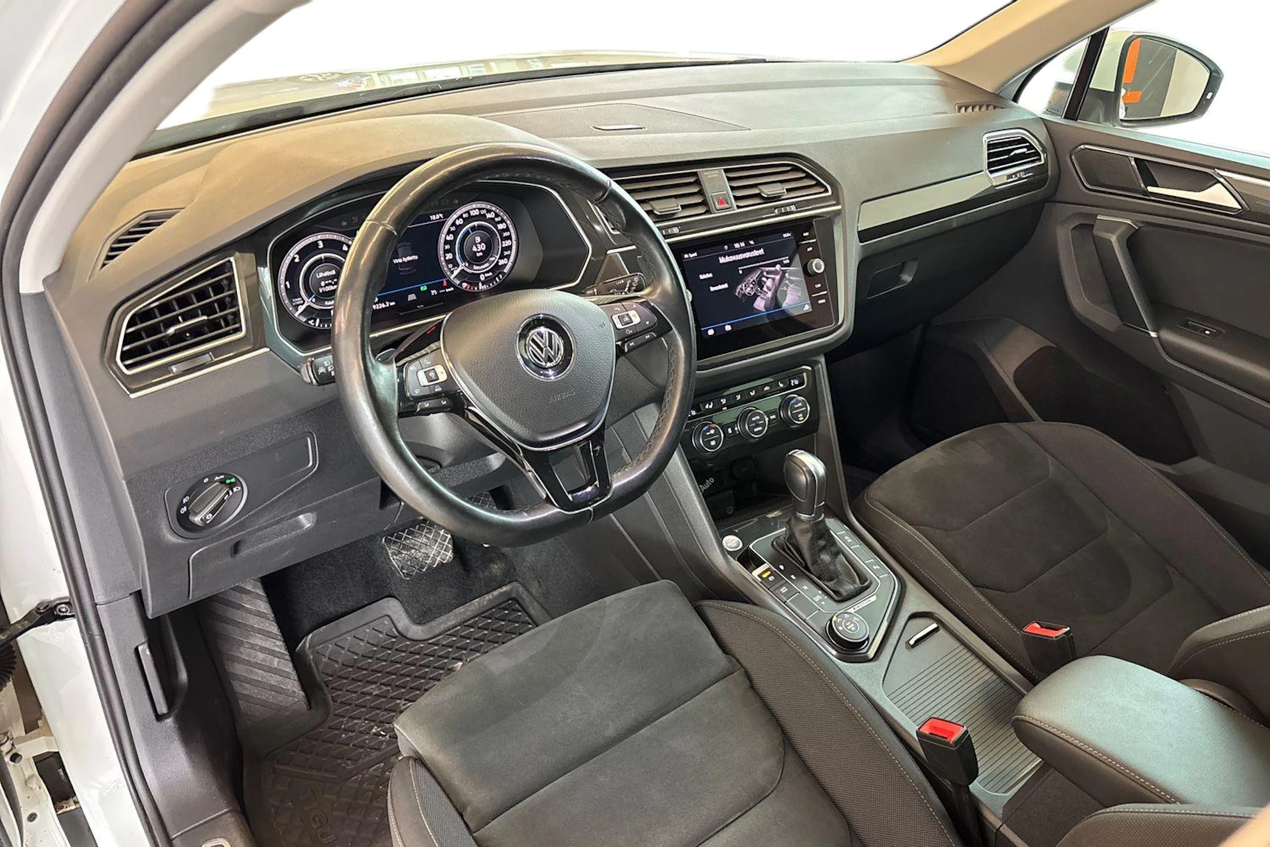 Valkoinen Volkswagen Tiguan 2018 kuva 8.