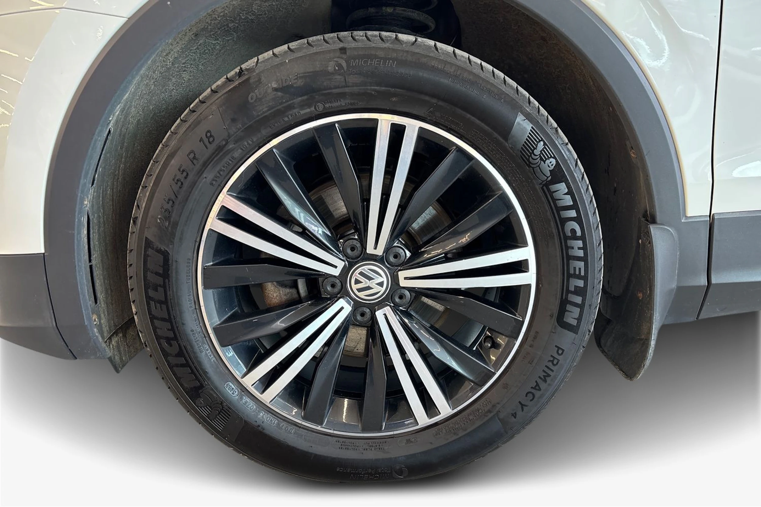 Valkoinen Volkswagen Tiguan 2018 kuva 12.