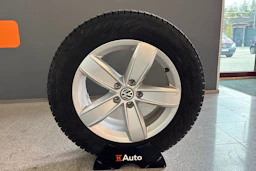 Valkoinen Volkswagen Tiguan 2018 kuva 13.
