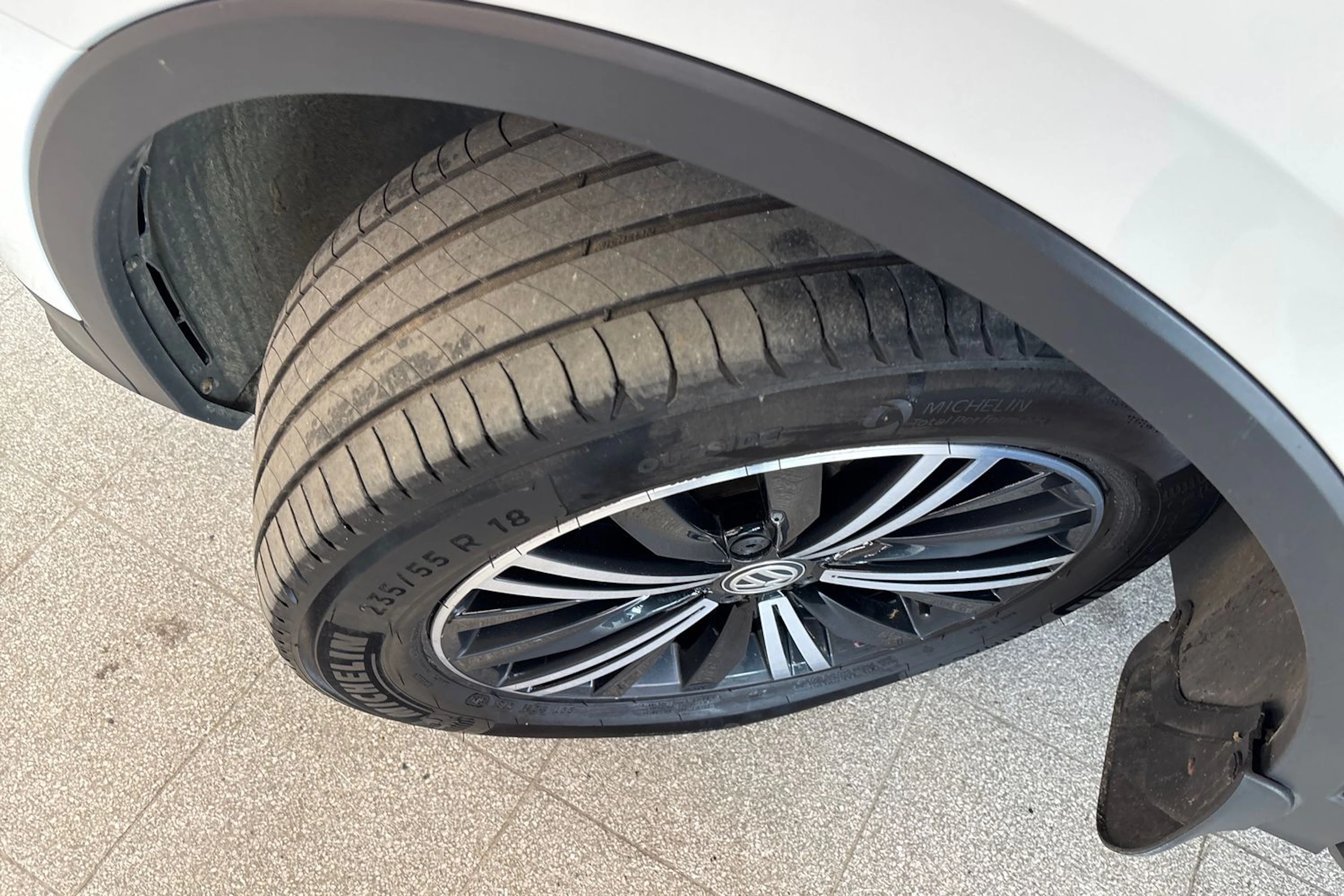 Valkoinen Volkswagen Tiguan 2018 kuva 16.