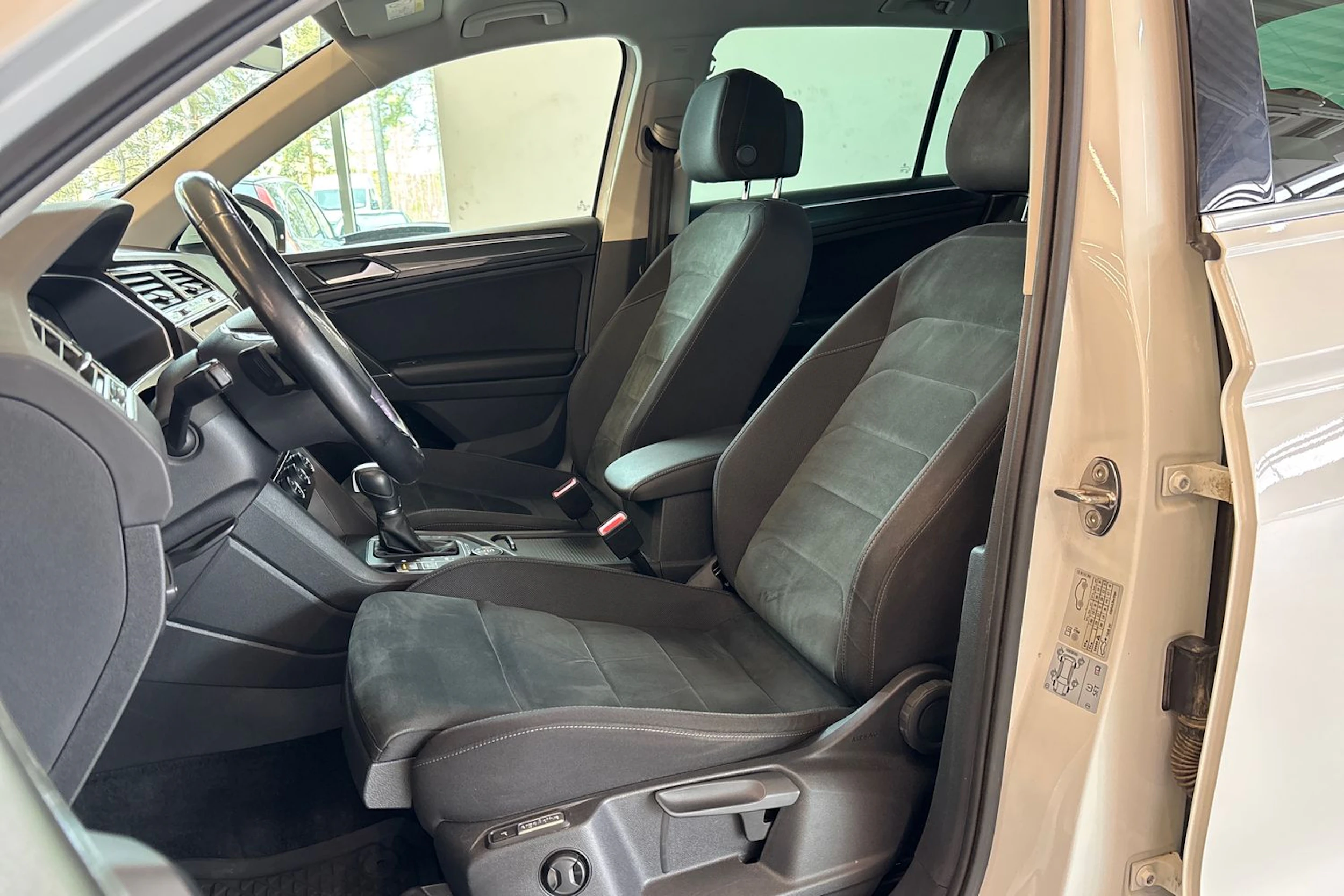 Valkoinen Volkswagen Tiguan 2018 kuva 17.