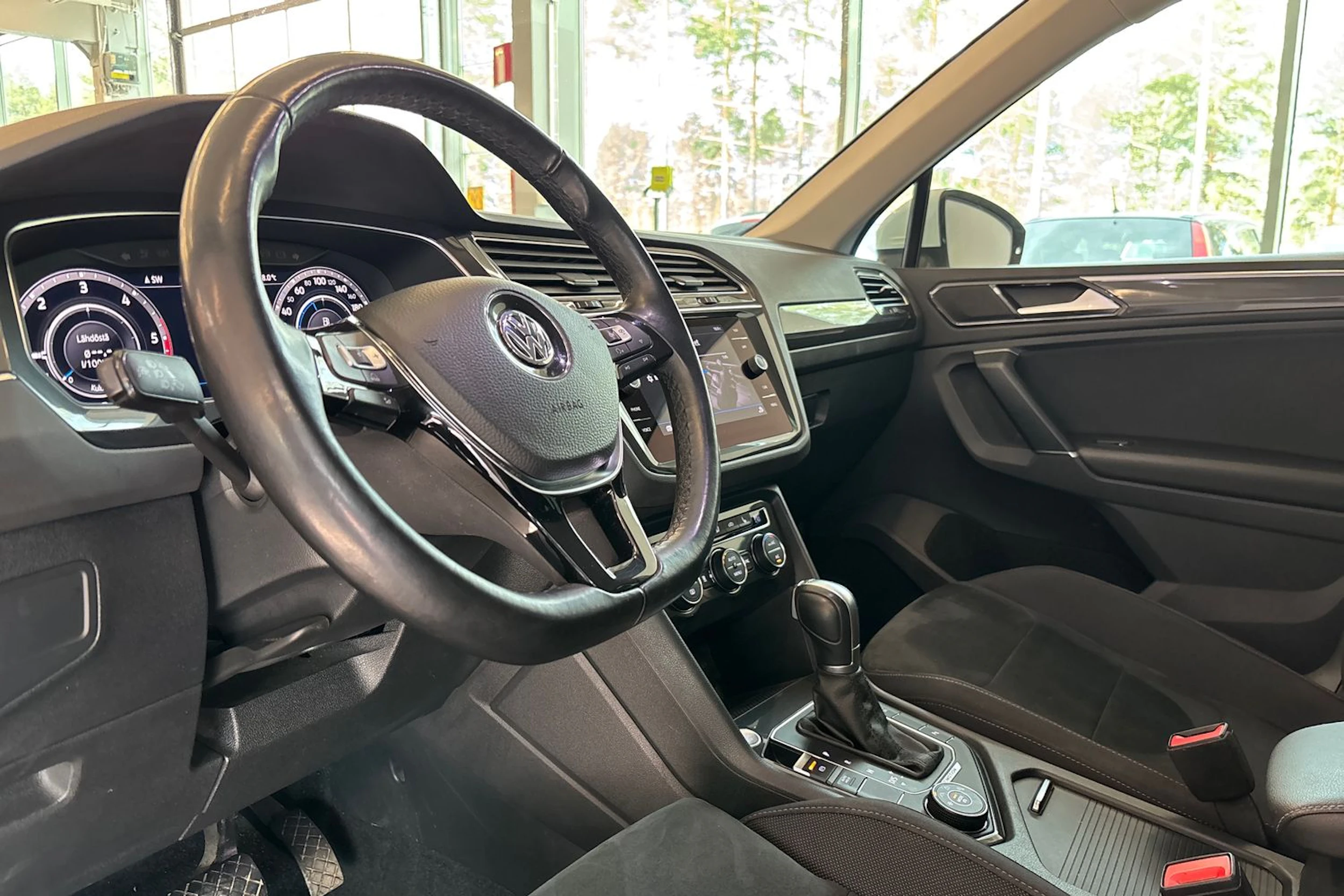 Valkoinen Volkswagen Tiguan 2018 kuva 19.