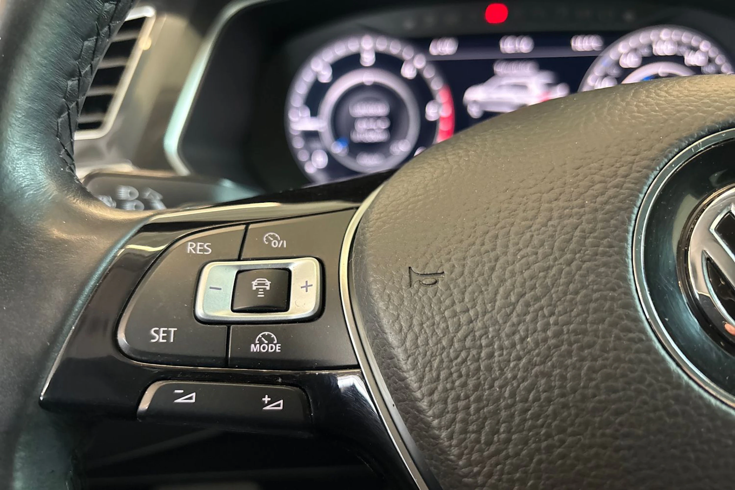 Valkoinen Volkswagen Tiguan 2018 kuva 21.