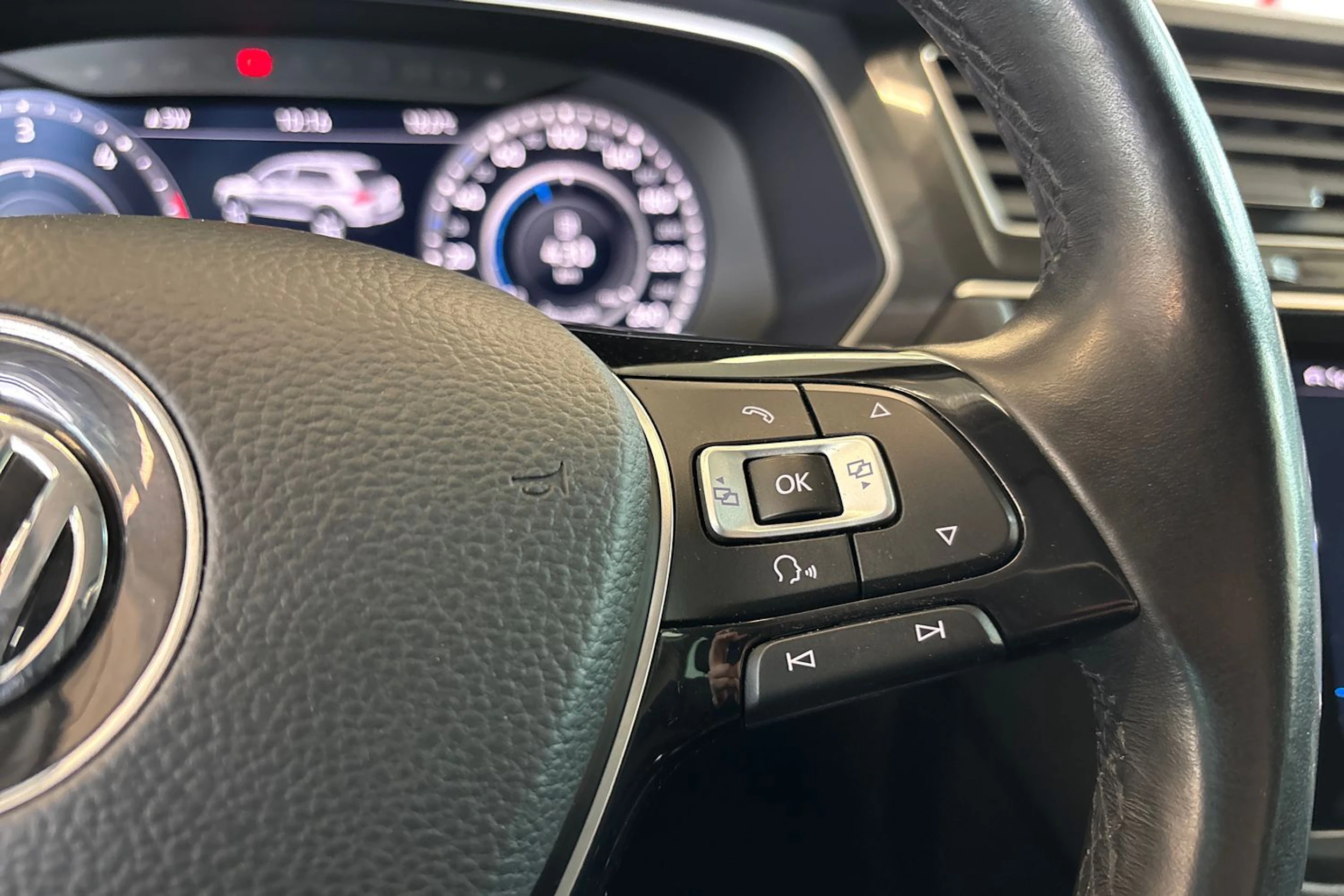 Valkoinen Volkswagen Tiguan 2018 kuva 22.